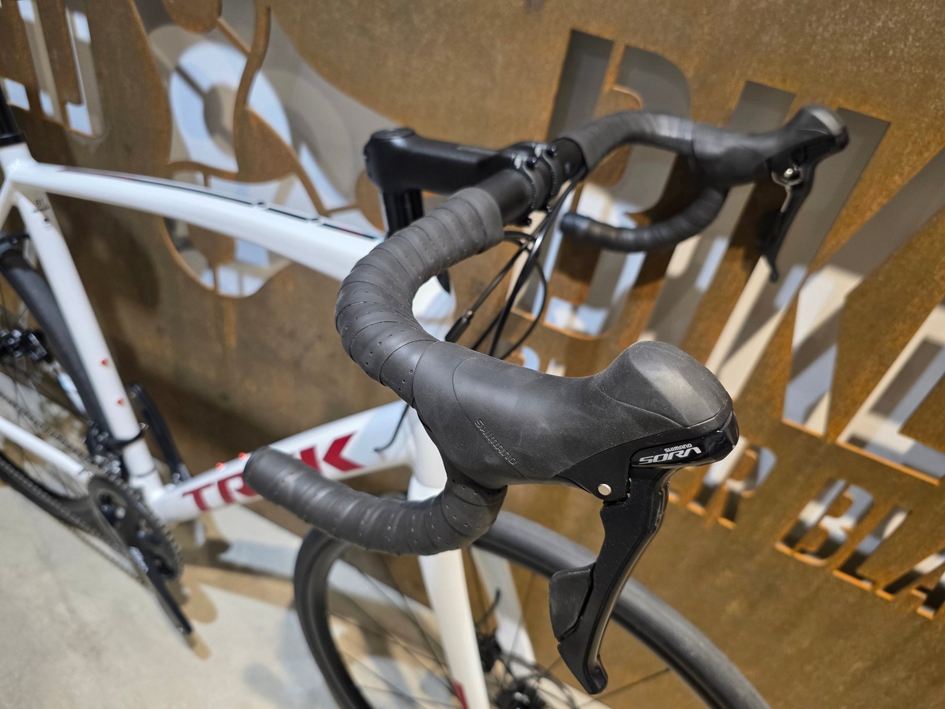 Rennrad von Trek, TREK DOMANE AL 3 GEN 3 / CRYSTAL WHITE / 61CM in variant_title vor USEDBIKES - OB.DE Hintergrund