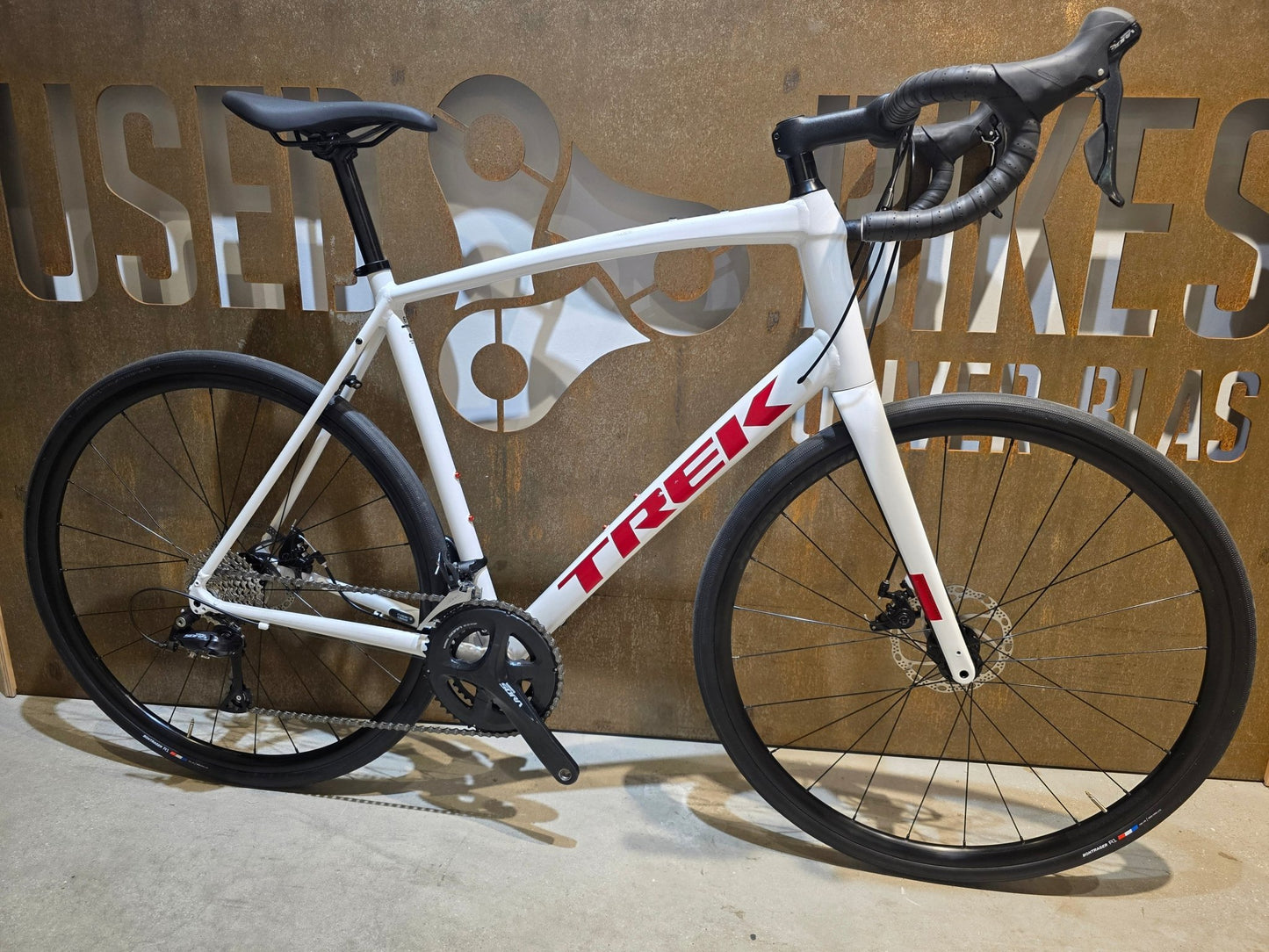 Rennrad von Trek, TREK DOMANE AL 3 GEN 3 / CRYSTAL WHITE / 61CM in variant_title vor USEDBIKES - OB.DE Hintergrund