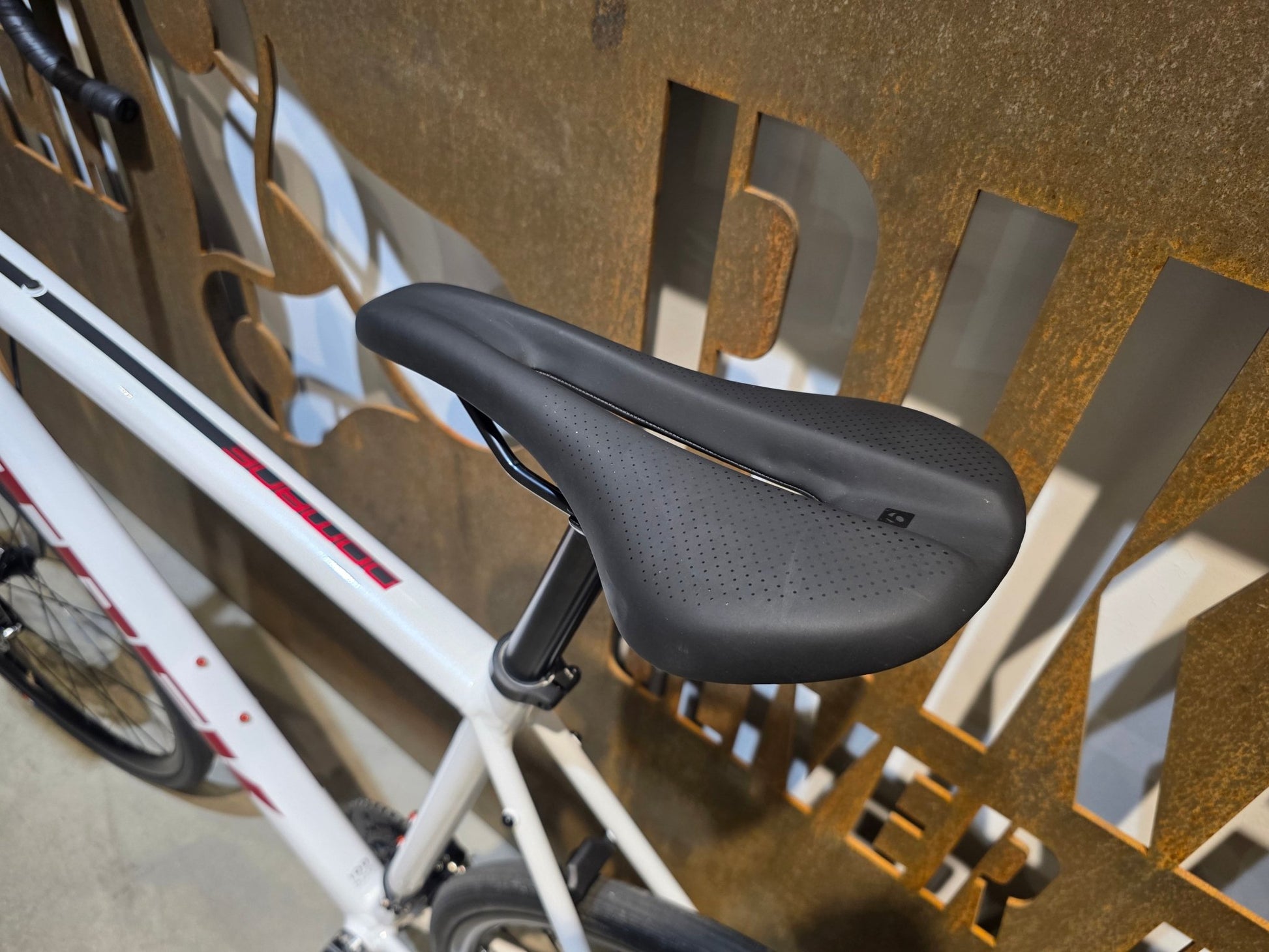 Rennrad von Trek, TREK DOMANE AL 3 GEN 3 / CRYSTAL WHITE / 61CM in variant_title vor USEDBIKES - OB.DE Hintergrund