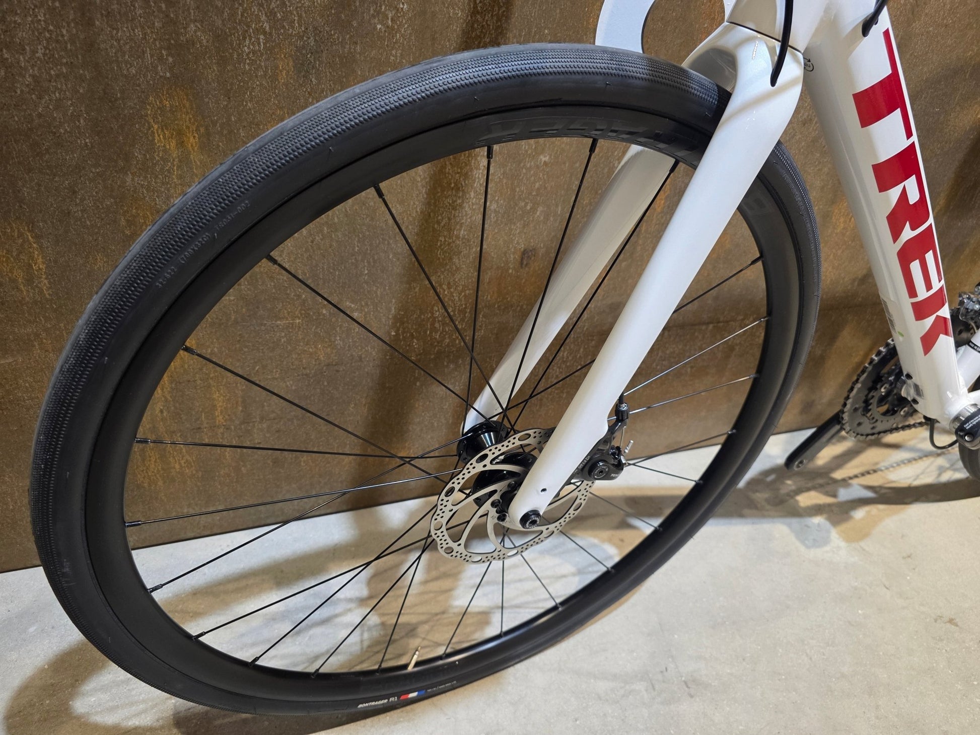 Rennrad von Trek, TREK DOMANE AL 3 GEN 3 / CRYSTAL WHITE / 61CM in variant_title vor USEDBIKES - OB.DE Hintergrund