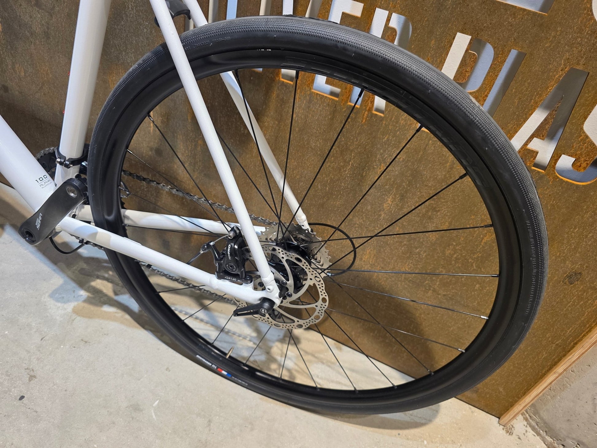 Rennrad von Trek, TREK DOMANE AL 3 GEN 3 / CRYSTAL WHITE / 61CM in variant_title vor USEDBIKES - OB.DE Hintergrund