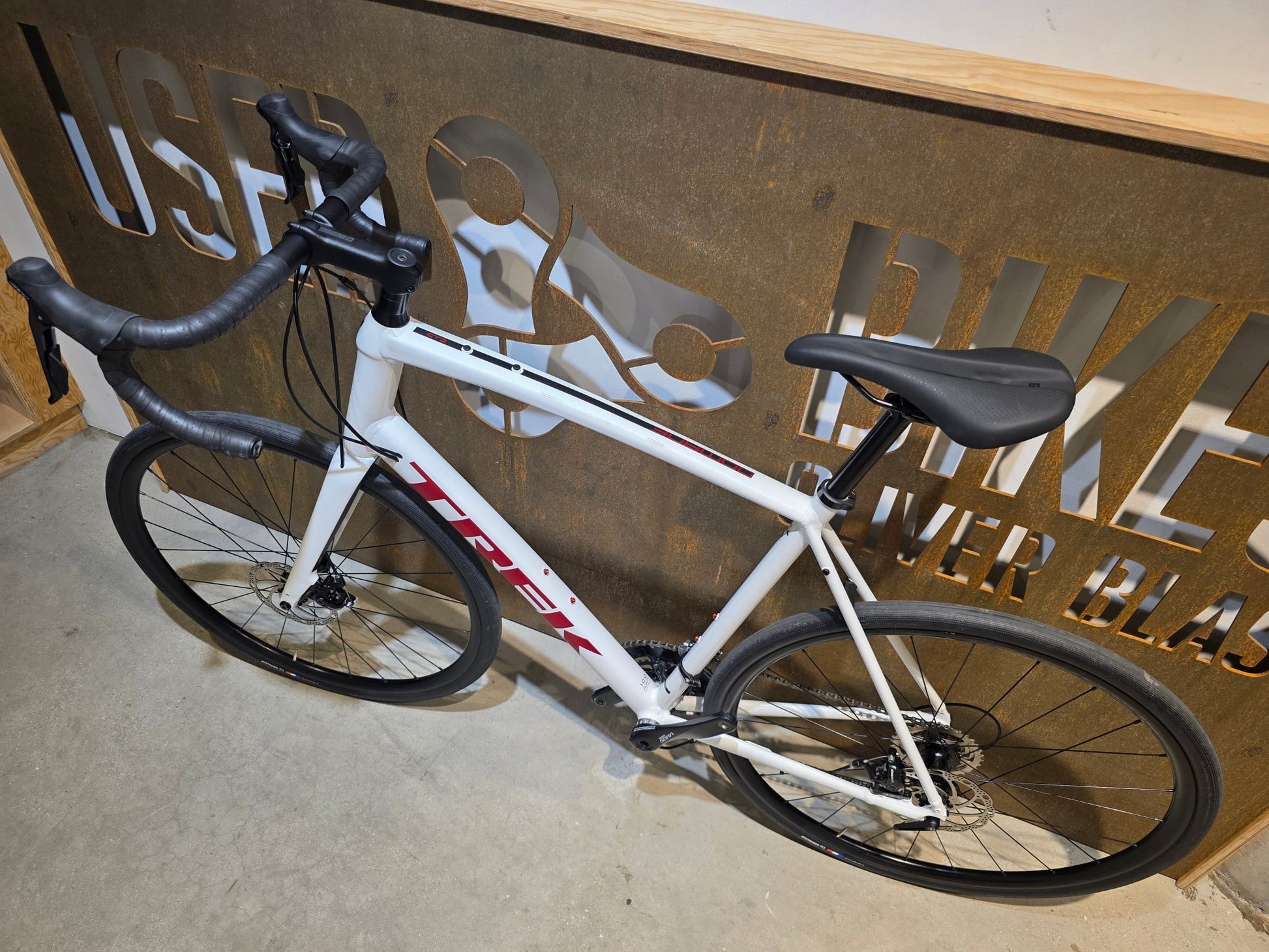 Rennrad von Trek, TREK DOMANE AL 3 GEN 3 / CRYSTAL WHITE / 61CM in variant_title vor USEDBIKES - OB.DE Hintergrund