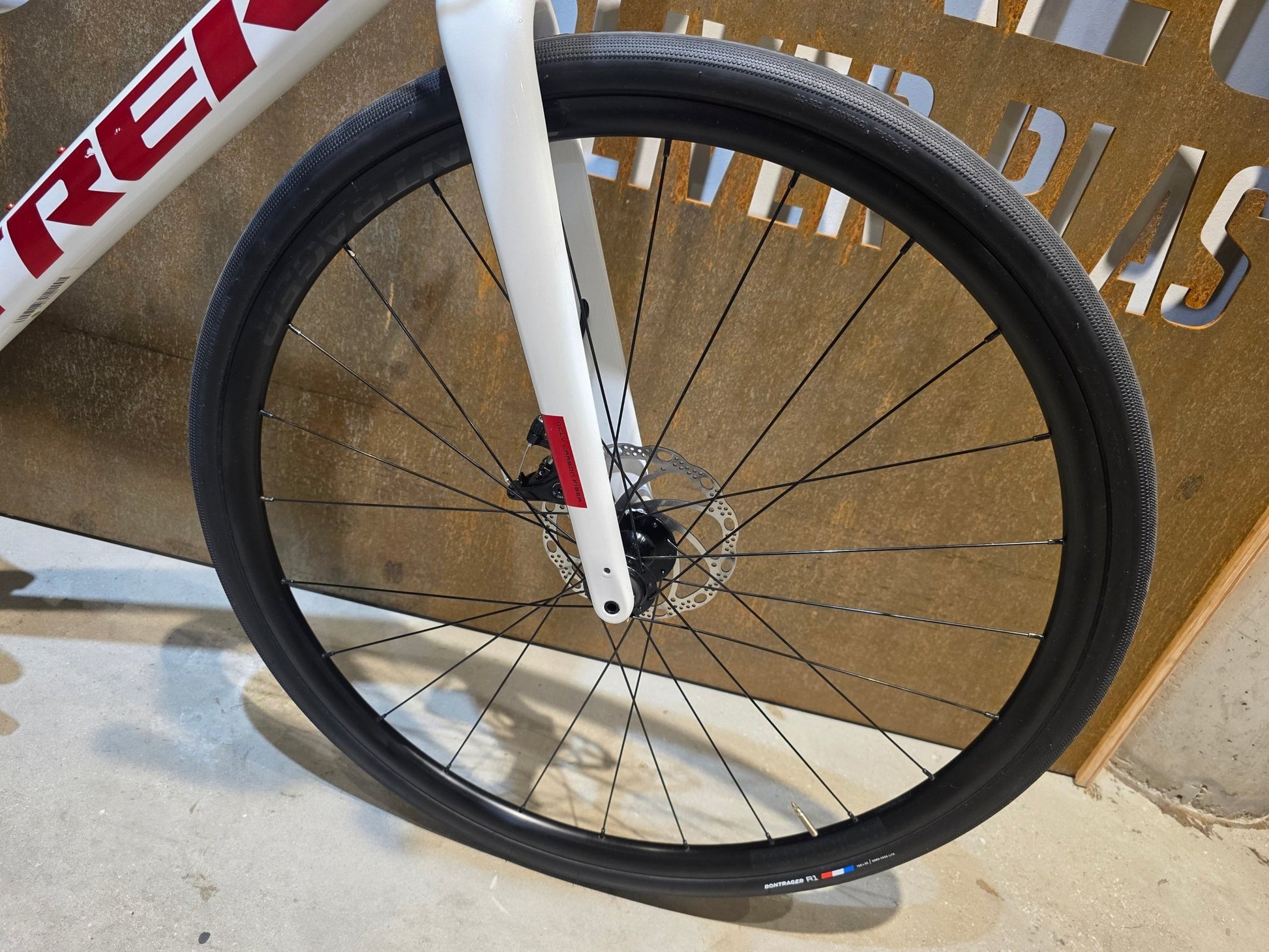 Rennrad von Trek, TREK DOMANE AL 3 GEN 3 / CRYSTAL WHITE / 61CM in variant_title vor USEDBIKES - OB.DE Hintergrund