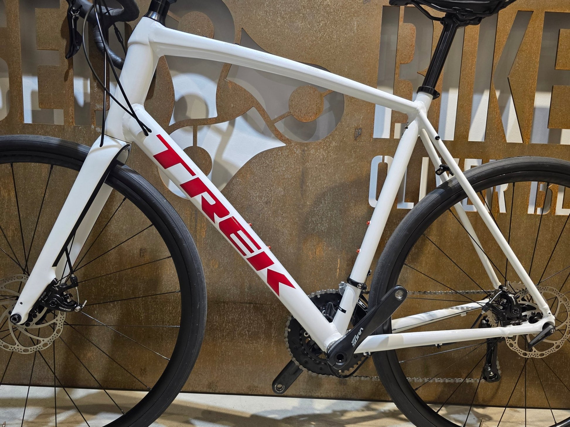 Rennrad von Trek, TREK DOMANE AL 3 GEN 3 / CRYSTAL WHITE / 61CM in variant_title vor USEDBIKES - OB.DE Hintergrund