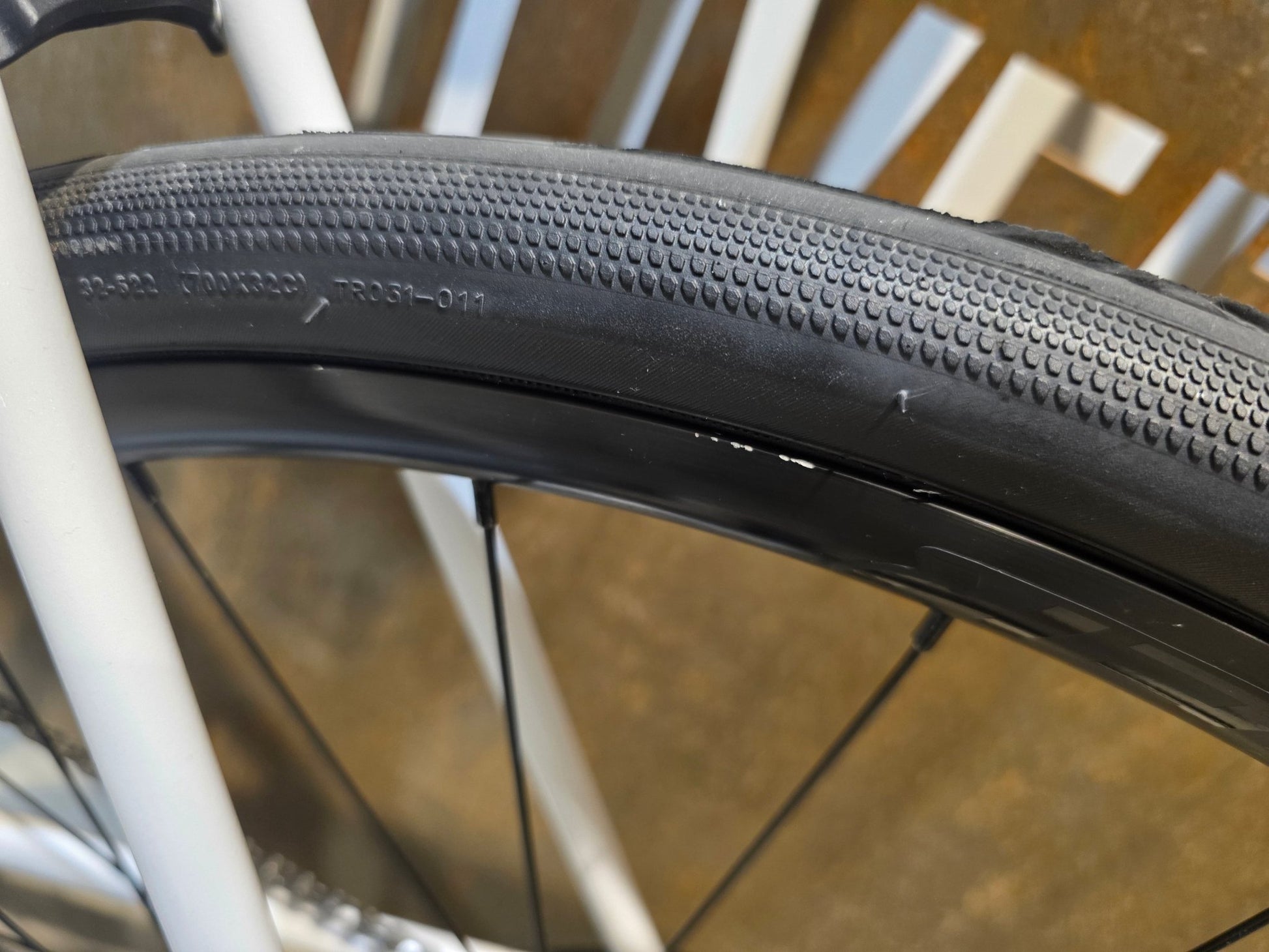 Rennrad von Trek, TREK DOMANE AL 3 GEN 3 / CRYSTAL WHITE / 61CM in variant_title vor USEDBIKES - OB.DE Hintergrund