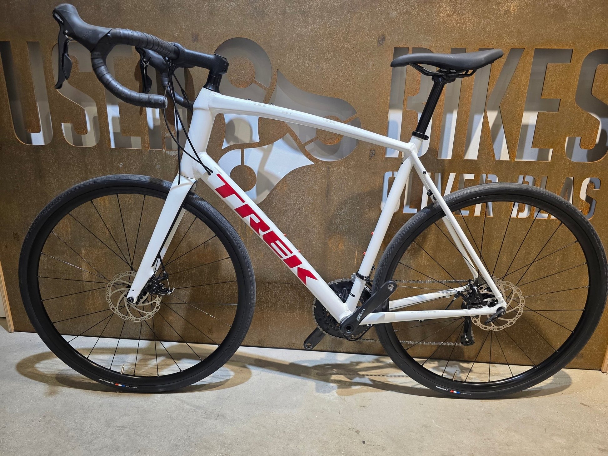 Rennrad von Trek, TREK DOMANE AL 3 GEN 3 / CRYSTAL WHITE / 61CM in variant_title vor USEDBIKES - OB.DE Hintergrund