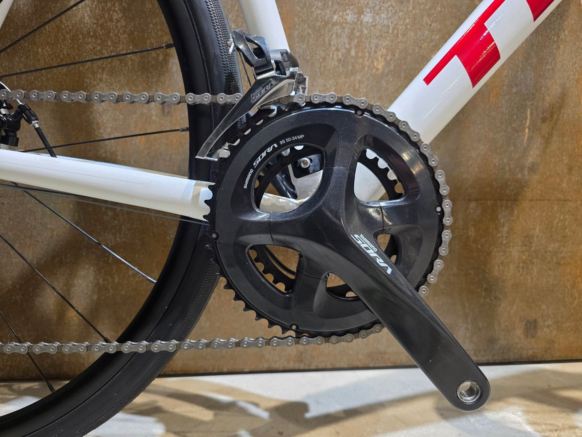 Rennrad von Trek, TREK DOMANE AL 3 GEN 3 / CRYSTAL WHITE / 61CM in variant_title vor USEDBIKES - OB.DE Hintergrund