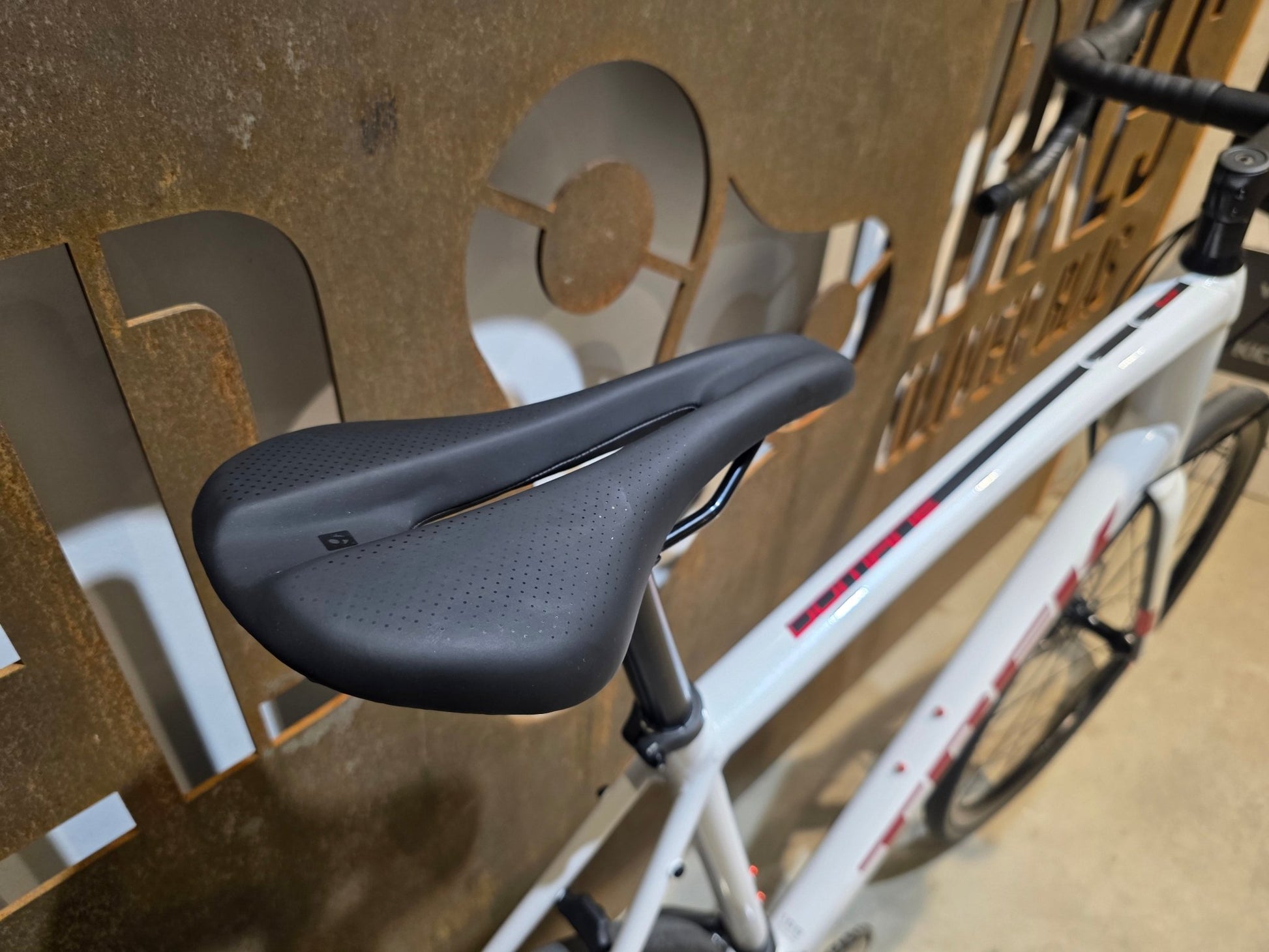 Rennrad von Trek, TREK DOMANE AL 3 GEN 3 / CRYSTAL WHITE / 61CM in variant_title vor USEDBIKES - OB.DE Hintergrund