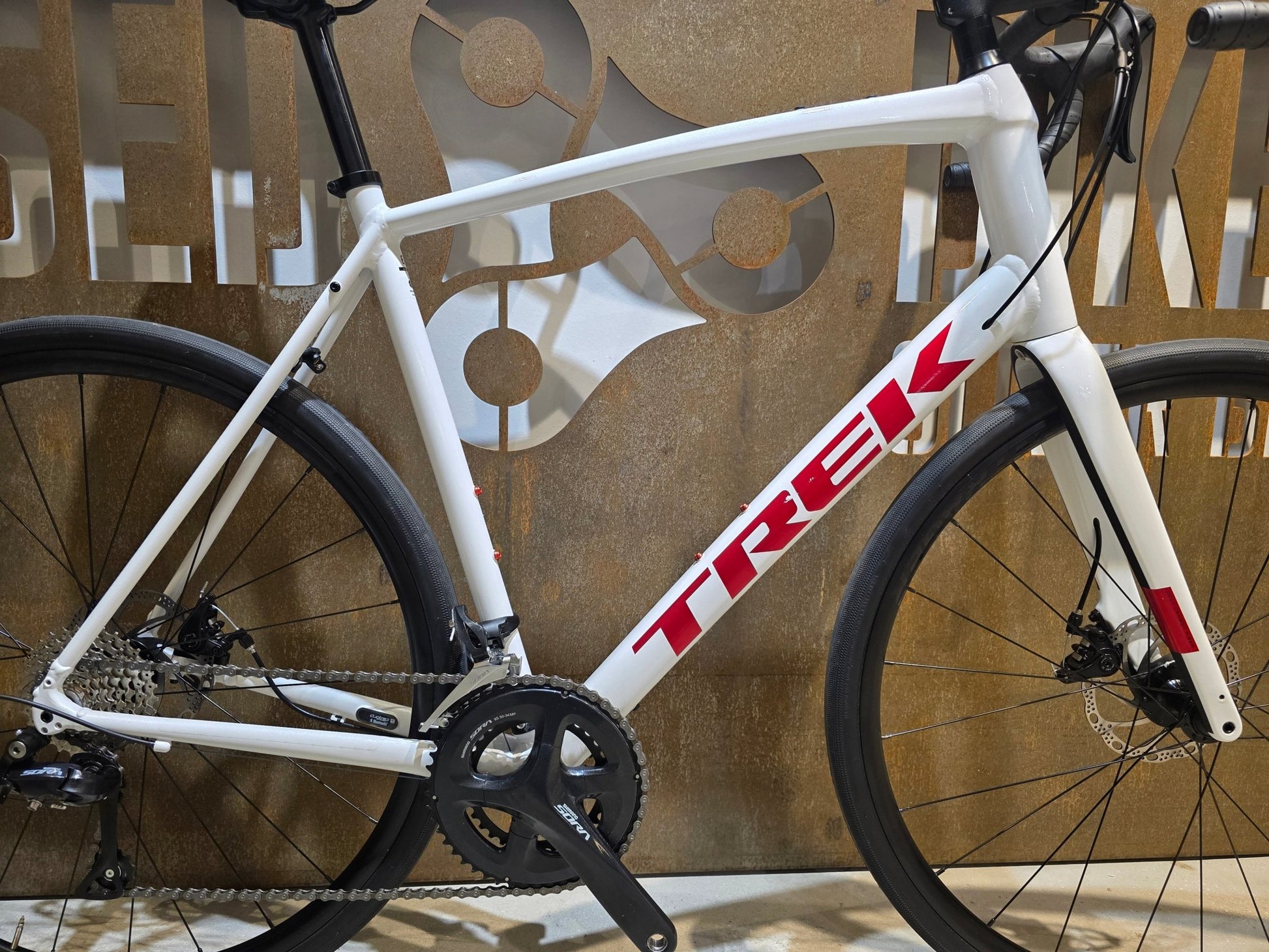 Rennrad von Trek, TREK DOMANE AL 3 GEN 3 / CRYSTAL WHITE / 61CM in variant_title vor USEDBIKES - OB.DE Hintergrund
