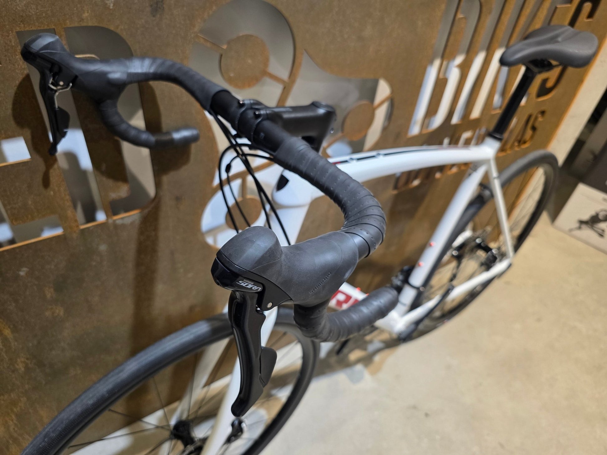 Rennrad von Trek, TREK DOMANE AL 3 GEN 3 / CRYSTAL WHITE / 61CM in variant_title vor USEDBIKES - OB.DE Hintergrund