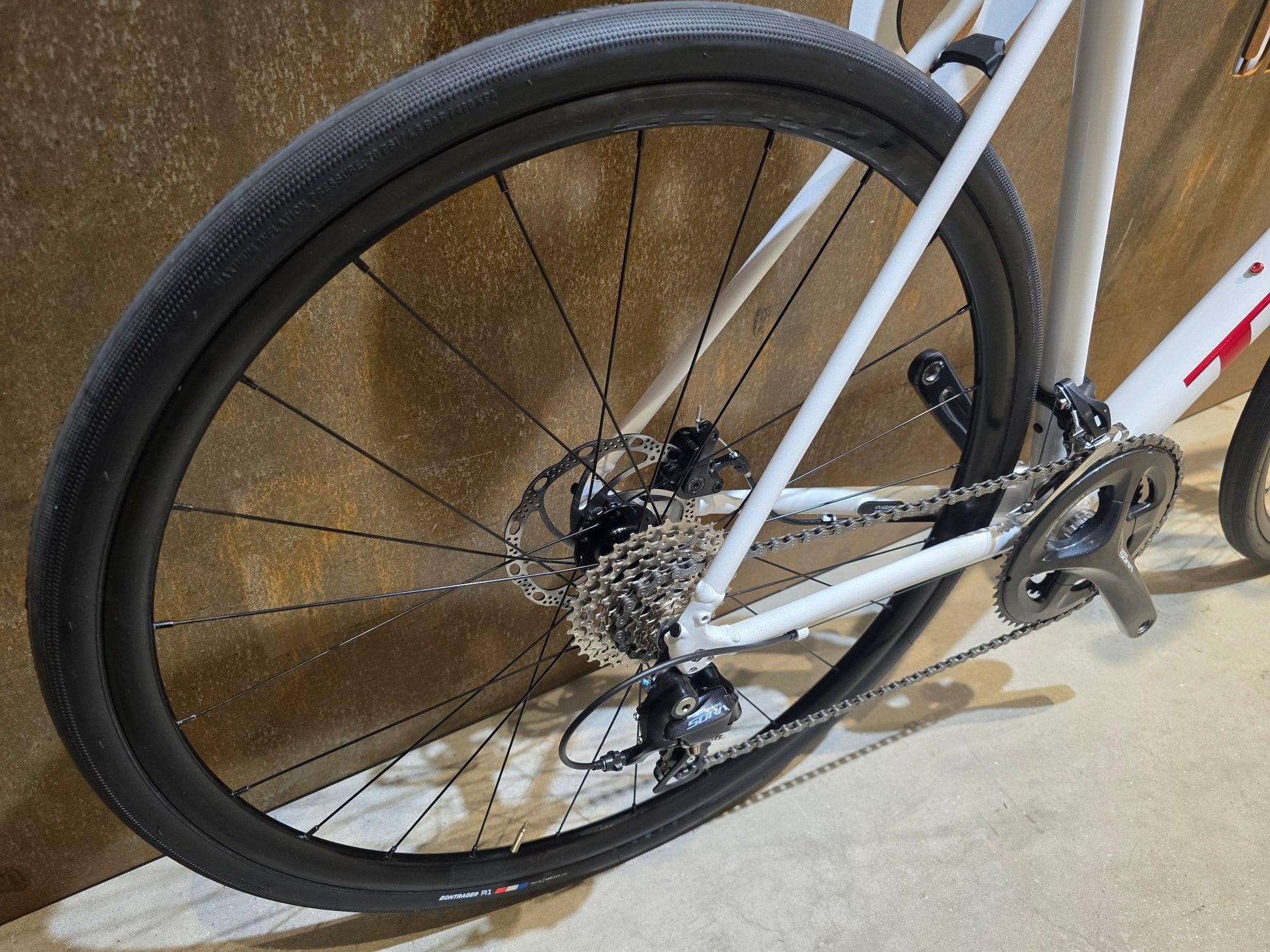 Rennrad von Trek, TREK DOMANE AL 3 GEN 3 / CRYSTAL WHITE / 61CM in variant_title vor USEDBIKES - OB.DE Hintergrund