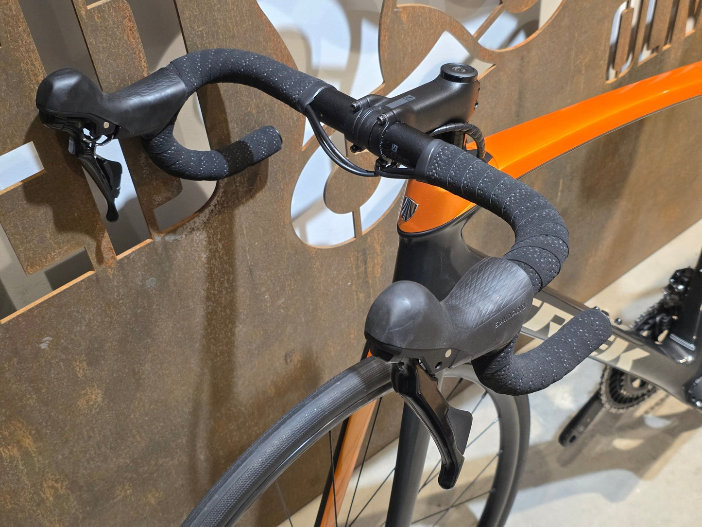 Rennrad von Trek, TREK DOMANE SL 5 / 56CM vor USEDBIKES - OB.DE Hintergrund