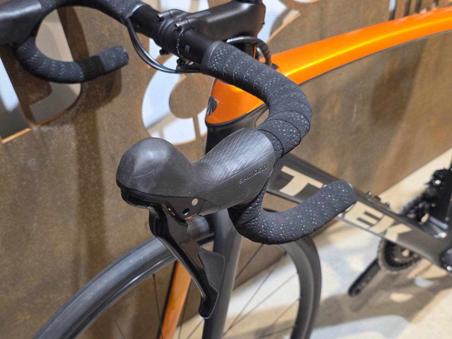 Rennrad von Trek, TREK DOMANE SL 5 / 56CM vor USEDBIKES - OB.DE Hintergrund