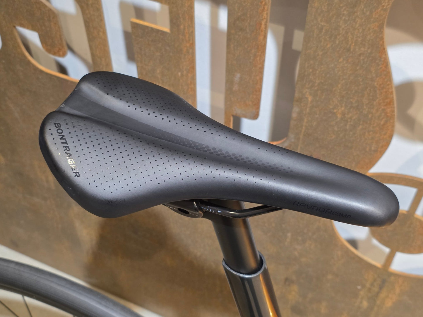Rennrad von Trek, TREK DOMANE SL 5 / 56CM vor USEDBIKES - OB.DE Hintergrund