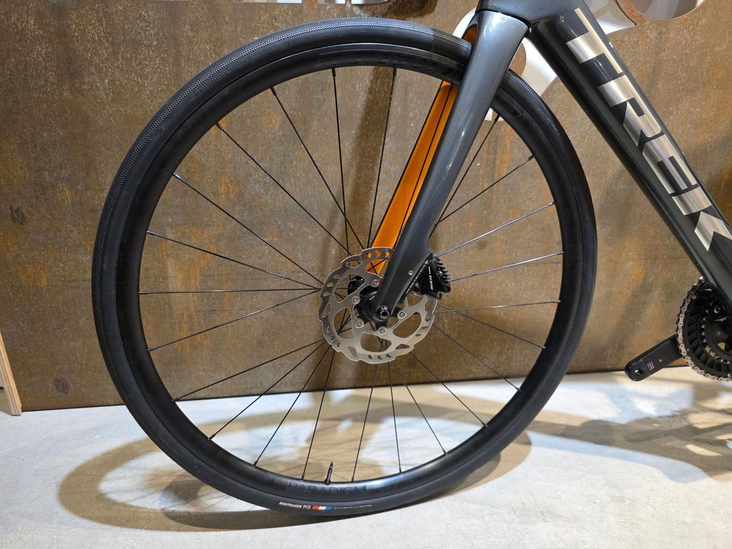 Rennrad von Trek, TREK DOMANE SL 5 / 56CM vor USEDBIKES - OB.DE Hintergrund