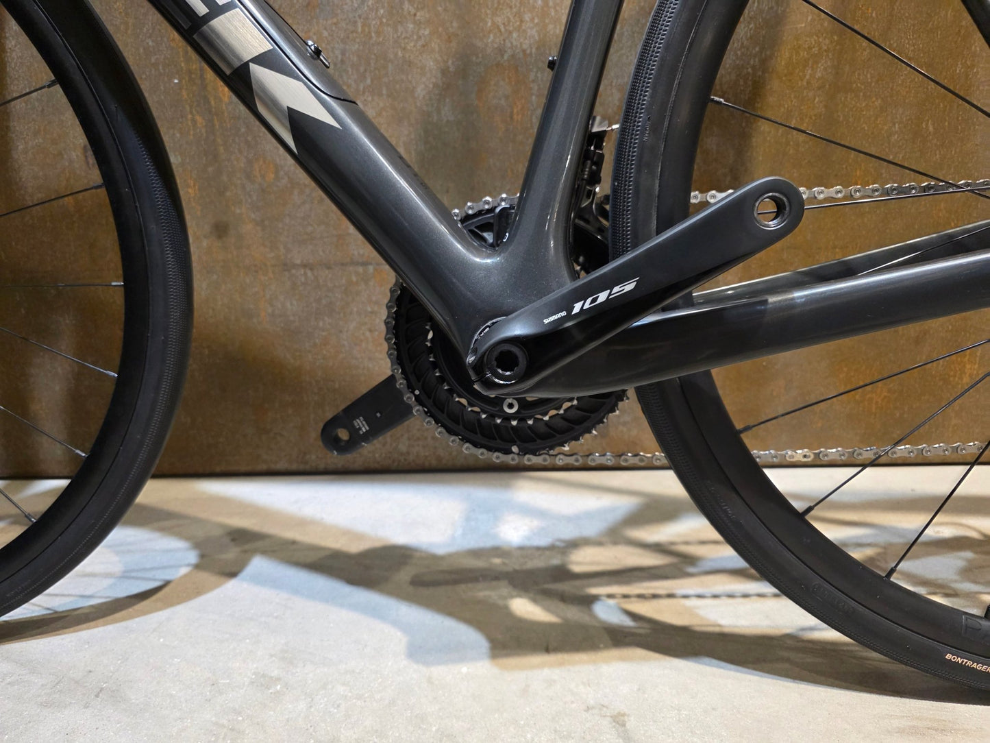 Rennrad von Trek, TREK DOMANE SL 5 / 56CM vor USEDBIKES - OB.DE Hintergrund