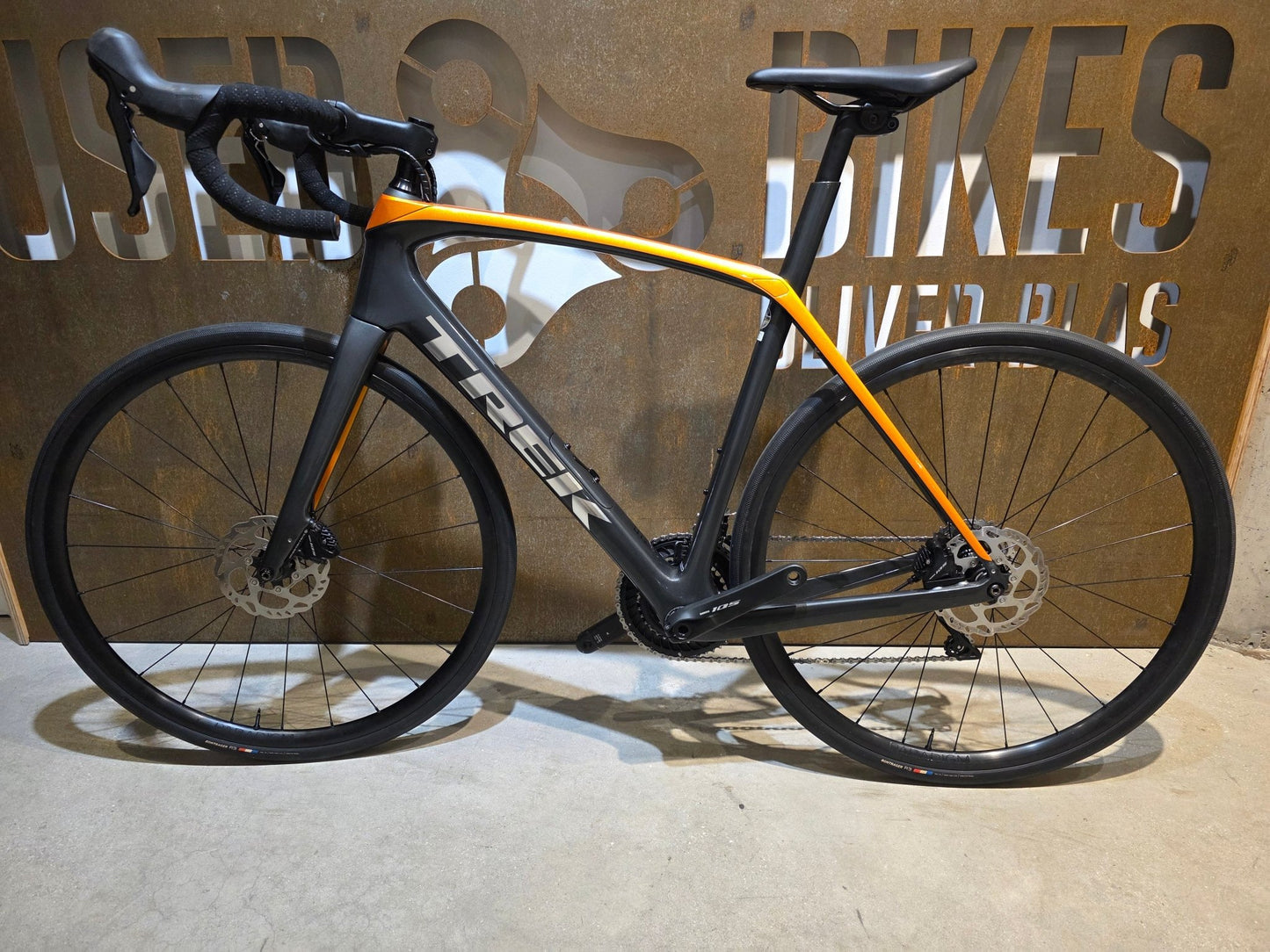 Rennrad von Trek, TREK DOMANE SL 5 / 56CM vor USEDBIKES - OB.DE Hintergrund