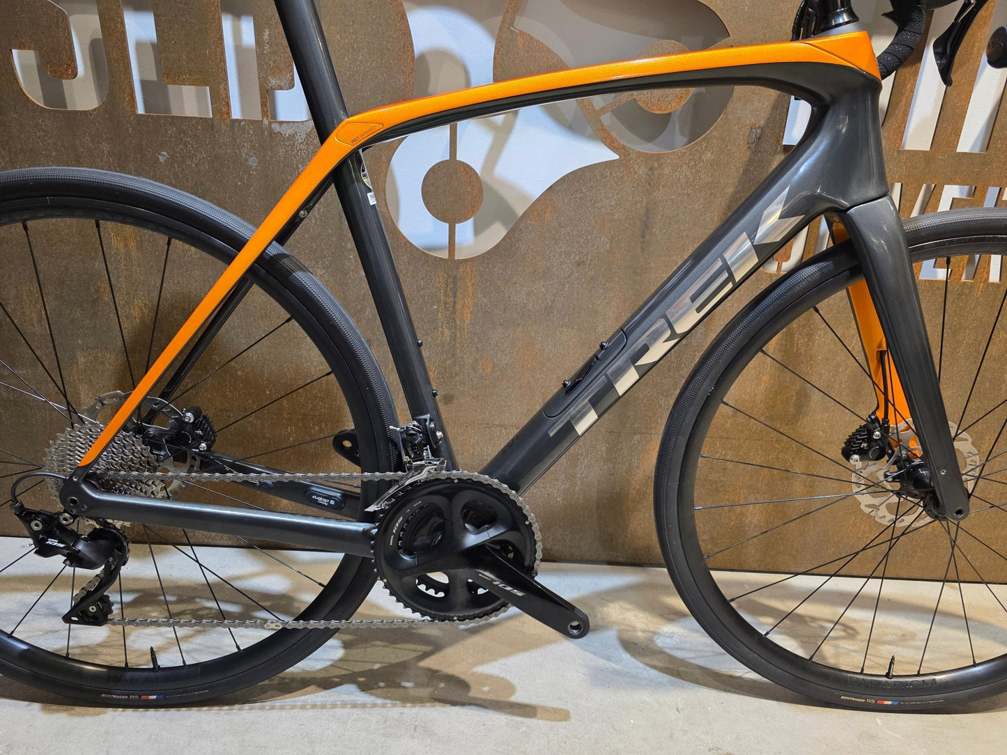Rennrad von Trek, TREK DOMANE SL 5 / 56CM vor USEDBIKES - OB.DE Hintergrund