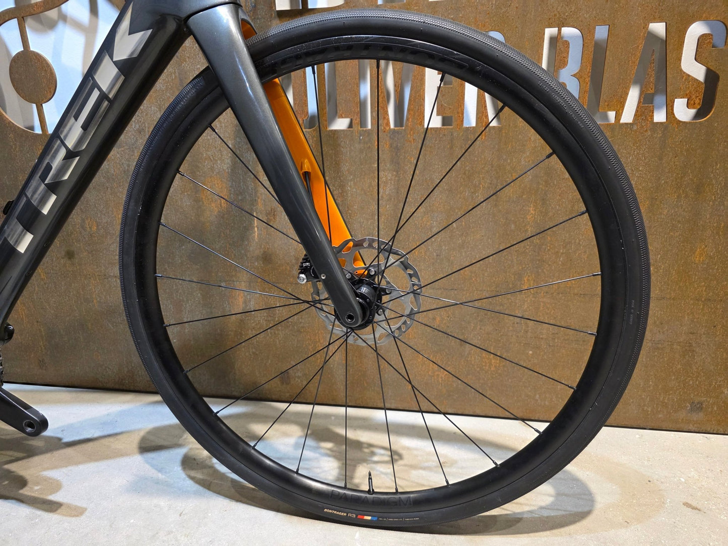 Rennrad von Trek, TREK DOMANE SL 5 / 56CM vor USEDBIKES - OB.DE Hintergrund