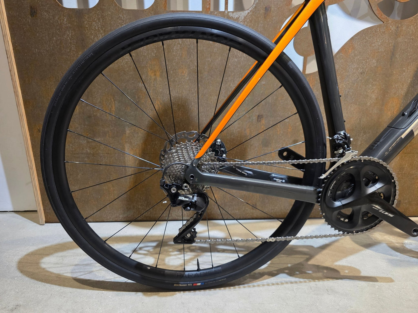 Rennrad von Trek, TREK DOMANE SL 5 / 56CM vor USEDBIKES - OB.DE Hintergrund