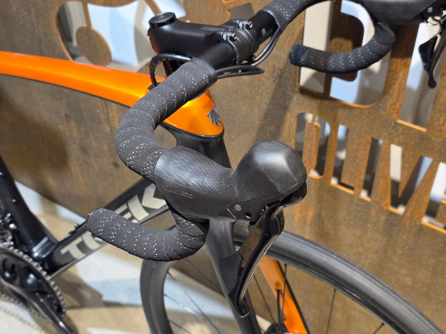 Rennrad von Trek, TREK DOMANE SL 5 / 56CM vor USEDBIKES - OB.DE Hintergrund