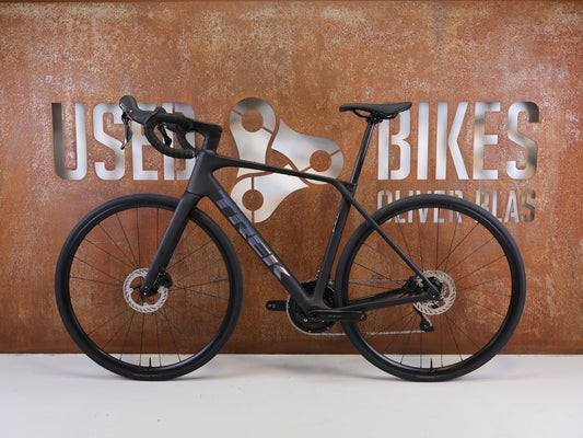 Rennrad von Trek, TREK DOMANE SL 5 GEN 5 MATTE DEEP SMOKE / M / 2027 vor USEDBIKES-OB.DE Hintergrund