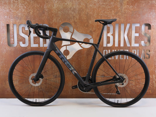Rennrad von Trek, TREK DOMANE SL 5 GEN 5 MATTE DEEP SMOKE / M/L / 2027 vor USEDBIKES-OB.DE Hintergrund