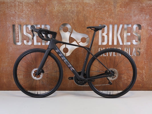 Rennrad von Trek, TREK DOMANE SL 5 GEN 5 MATTE DEEP SMOKE / S / 2027 vor USEDBIKES-OB.DE Hintergrund