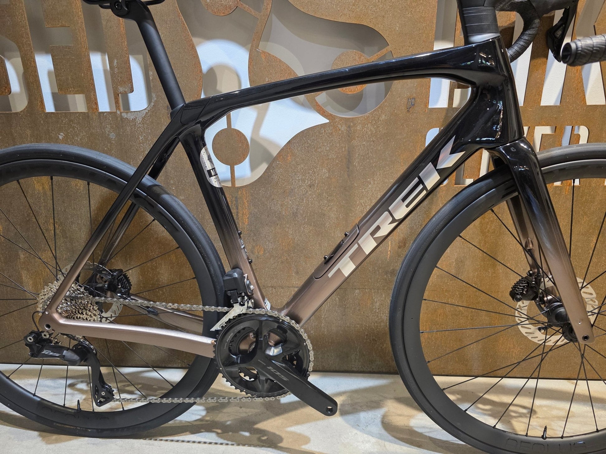 Rennrad von Trek, TREK DOMANE SL 6 GEN 4 / DARK STAR TO BRONZE AGE FADE / 56CM vor USEDBIKES - OB.DE Hintergrund