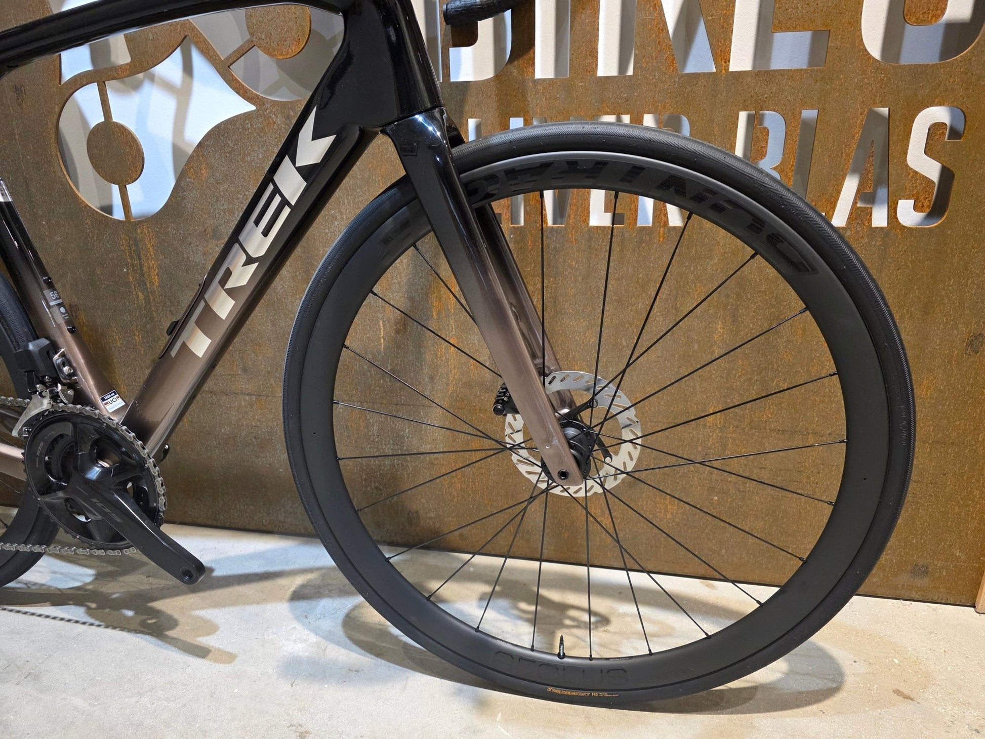 Rennrad von Trek, TREK DOMANE SL 6 GEN 4 / DARK STAR TO BRONZE AGE FADE / 56CM vor USEDBIKES - OB.DE Hintergrund