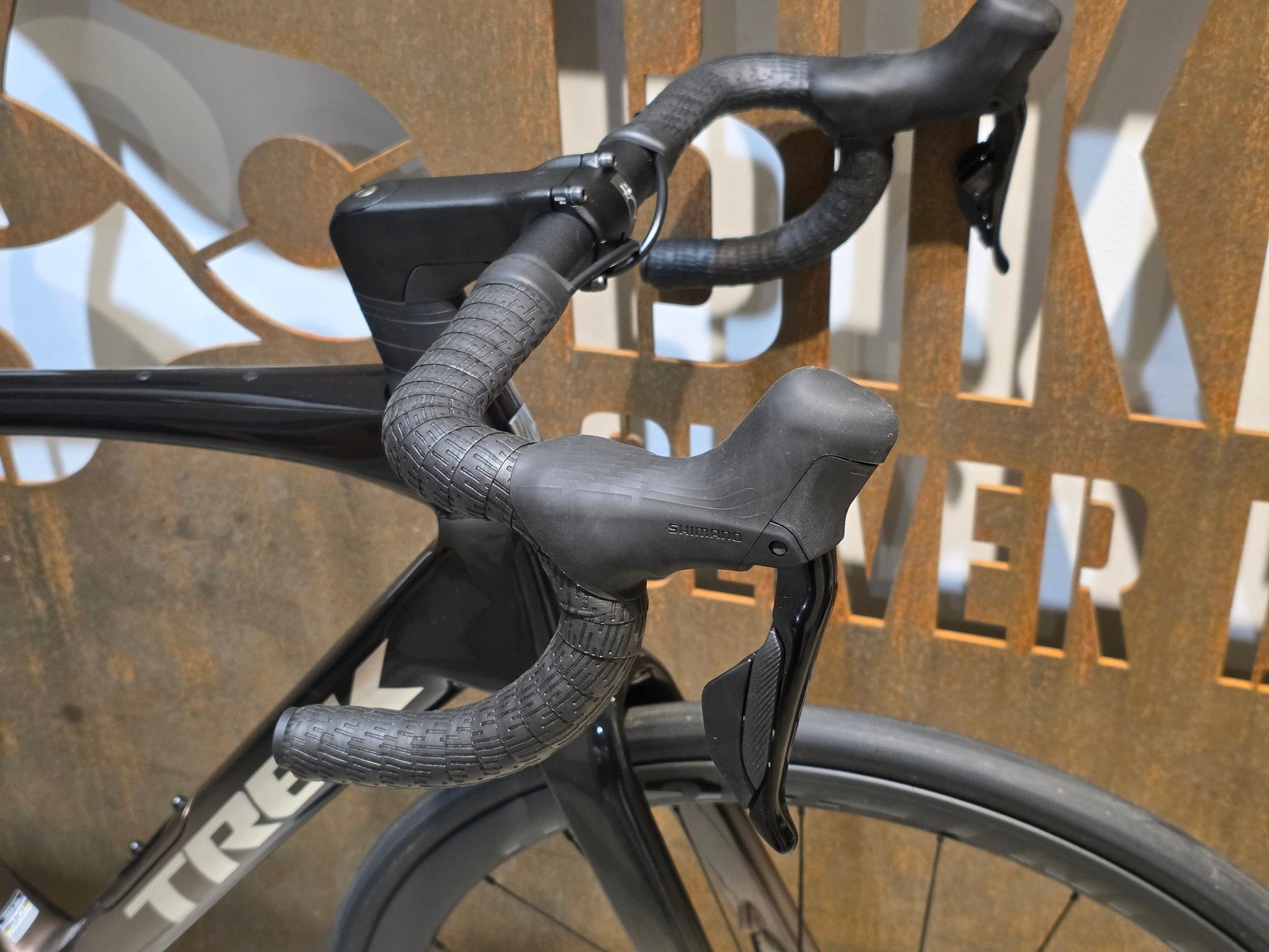 Rennrad von Trek, TREK DOMANE SL 6 GEN 4 / DARK STAR TO BRONZE AGE FADE / 56CM vor USEDBIKES - OB.DE Hintergrund