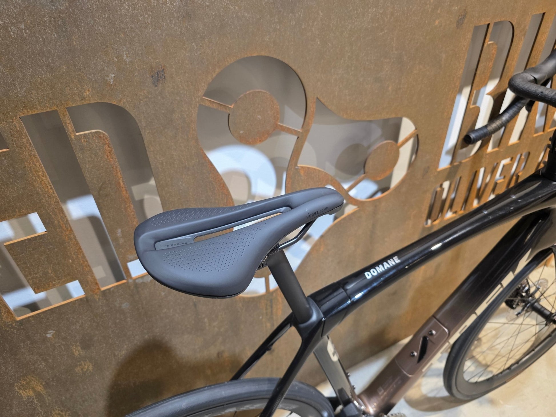 Rennrad von Trek, TREK DOMANE SL 6 GEN 4 / DARK STAR TO BRONZE AGE FADE / 56CM vor USEDBIKES - OB.DE Hintergrund