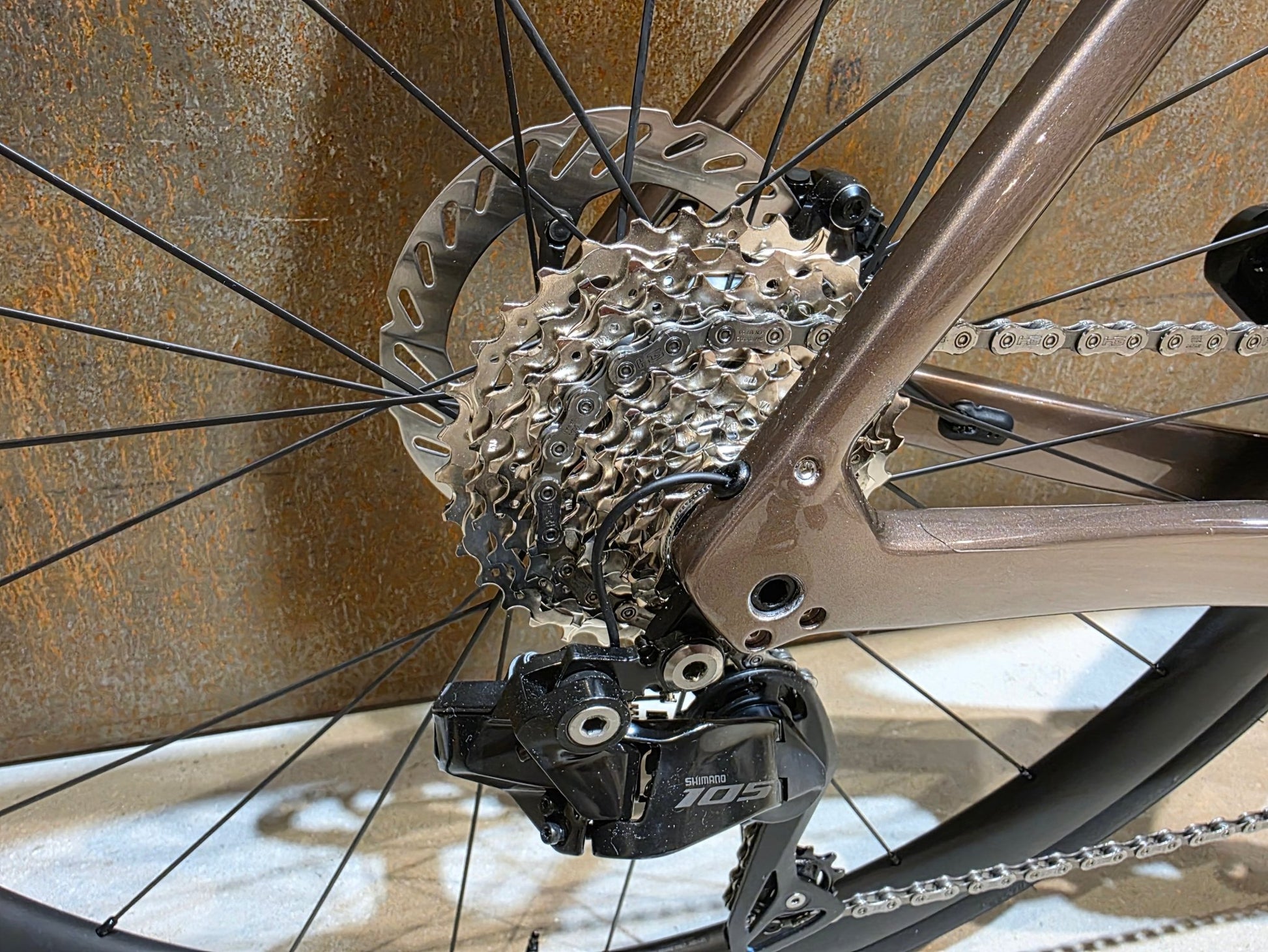 Rennrad von Trek, TREK DOMANE SL 6 GEN 4 / DARK STAR TO BRONZE AGE FADE / 56CM vor USEDBIKES - OB.DE Hintergrund