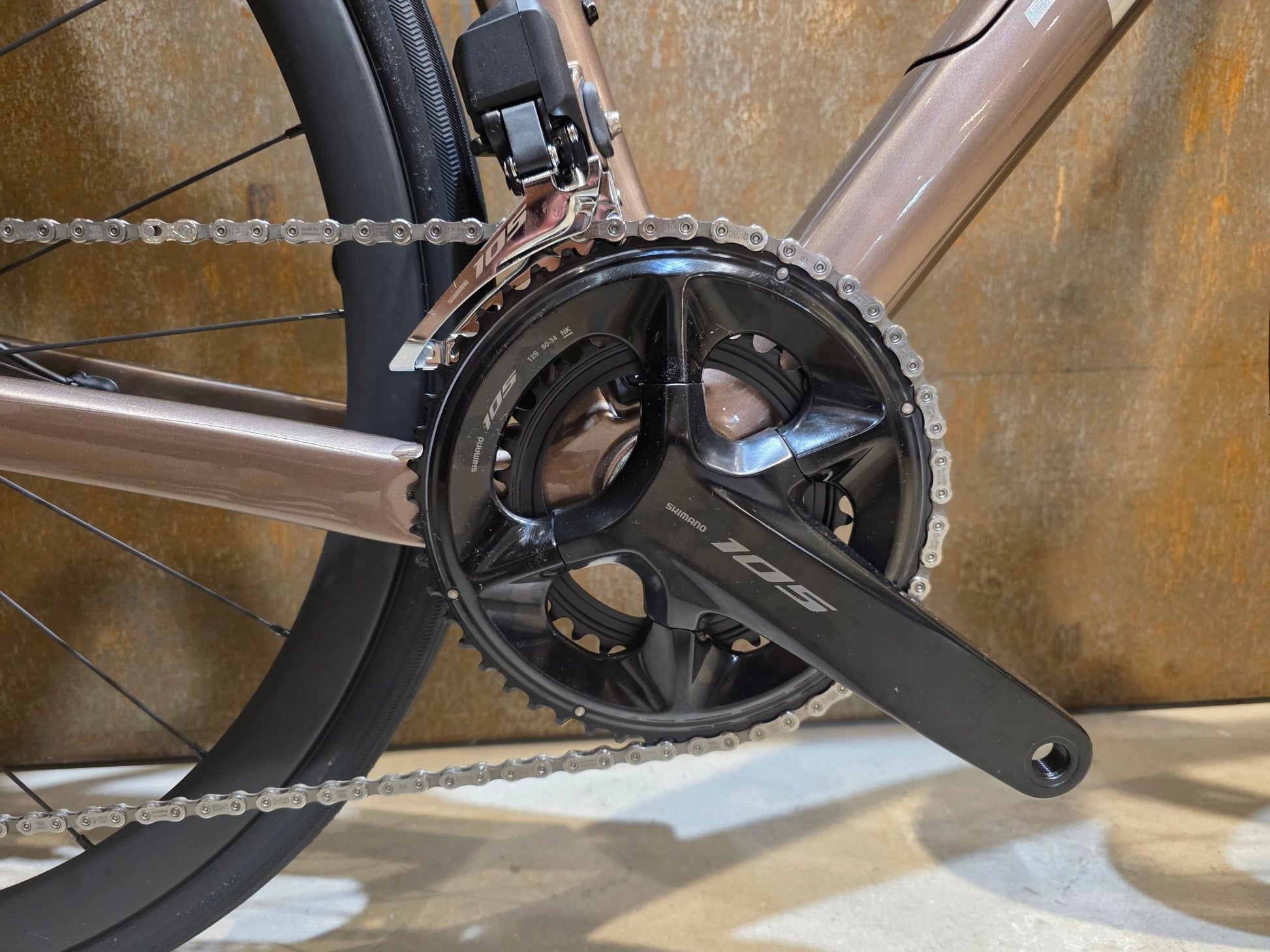 Rennrad von Trek, TREK DOMANE SL 6 GEN 4 / DARK STAR TO BRONZE AGE FADE / 56CM vor USEDBIKES - OB.DE Hintergrund