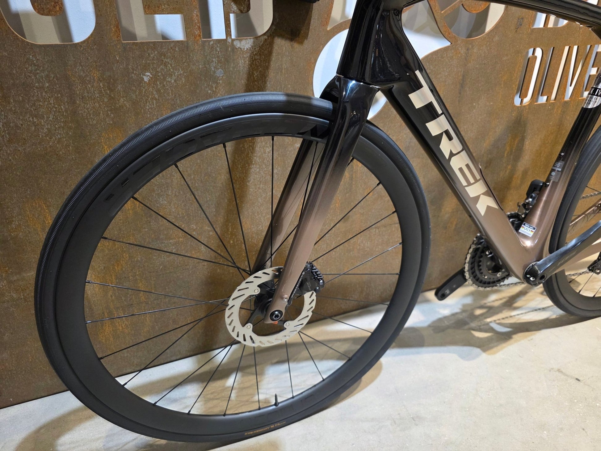 Rennrad von Trek, TREK DOMANE SL 6 GEN 4 / DARK STAR TO BRONZE AGE FADE / 56CM vor USEDBIKES - OB.DE Hintergrund