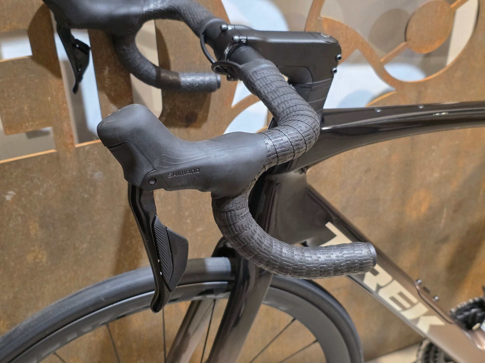 Rennrad von Trek, TREK DOMANE SL 6 GEN 4 / DARK STAR TO BRONZE AGE FADE / 56CM vor USEDBIKES - OB.DE Hintergrund