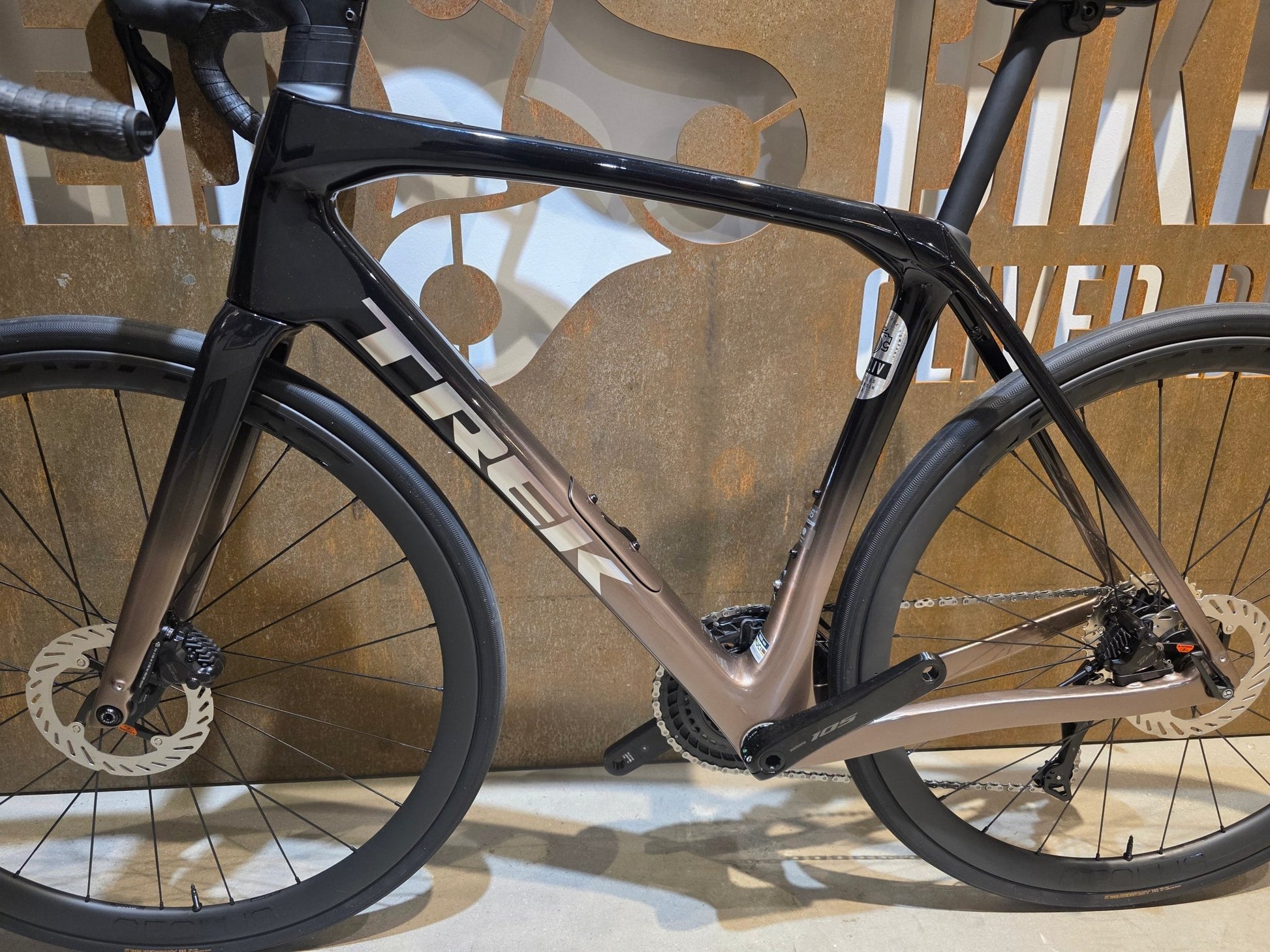 Rennrad von Trek, TREK DOMANE SL 6 GEN 4 / DARK STAR TO BRONZE AGE FADE / 56CM vor USEDBIKES - OB.DE Hintergrund