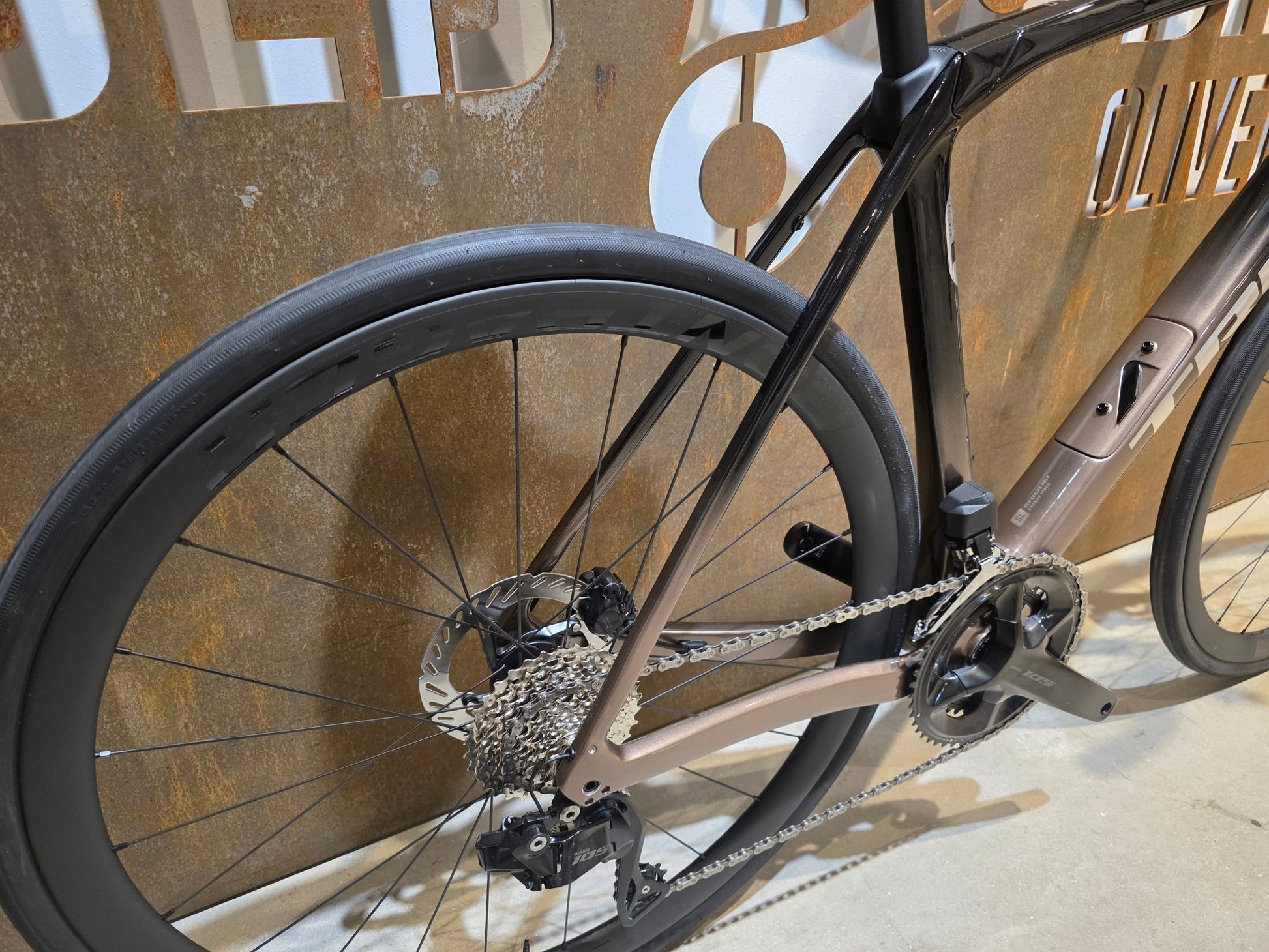 Rennrad von Trek, TREK DOMANE SL 6 GEN 4 / DARK STAR TO BRONZE AGE FADE / 56CM vor USEDBIKES - OB.DE Hintergrund