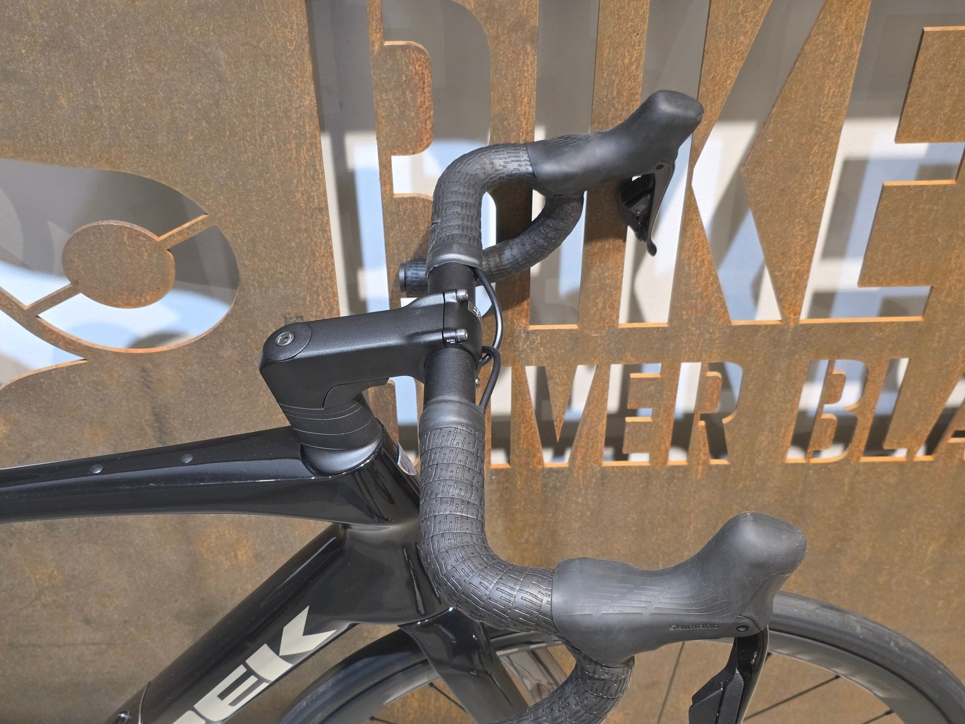 Rennrad von Trek, TREK DOMANE SL 6 GEN 4 / DARK STAR TO BRONZE AGE FADE / 56CM vor USEDBIKES - OB.DE Hintergrund