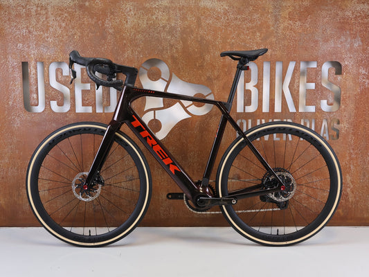 E-Rennrad/-Gravel von Trek, TREK DOMANE+ SL 7 AXS GEN 5 SERPENTINE / L / E-GRAVEL /-ROAD vor USEDBIKES-OB.DE Hintergrund