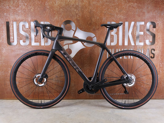 Rennrad von Trek, TREK DOMANE SL 7 GEN 4 / DARK WEB BLACK / 56CM vor USEDBIKES - OB.DE Hintergrund