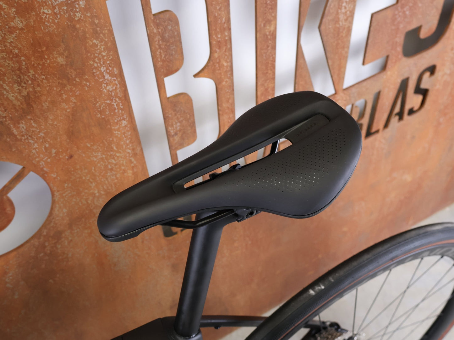 Rennrad von Trek, TREK DOMANE SL 7 GEN 4 / DARK WEB BLACK / 56CM vor USEDBIKES - OB.DE Hintergrund