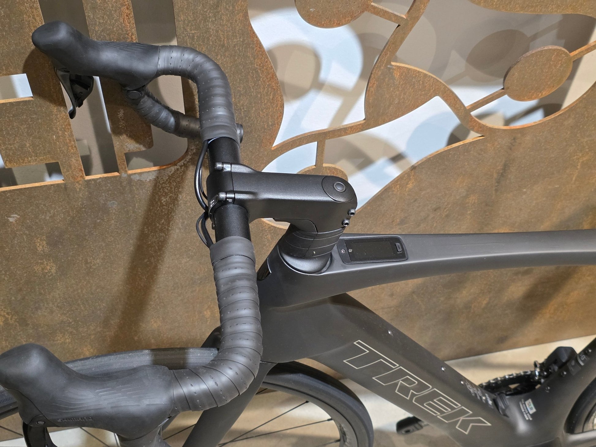 E - Rennrad/ - Gravel von Trek, TREK DOMANE+ SLR 6 / MATTE DEEP SMOKE / 56CM vor USEDBIKES - OB.DE Hintergrund