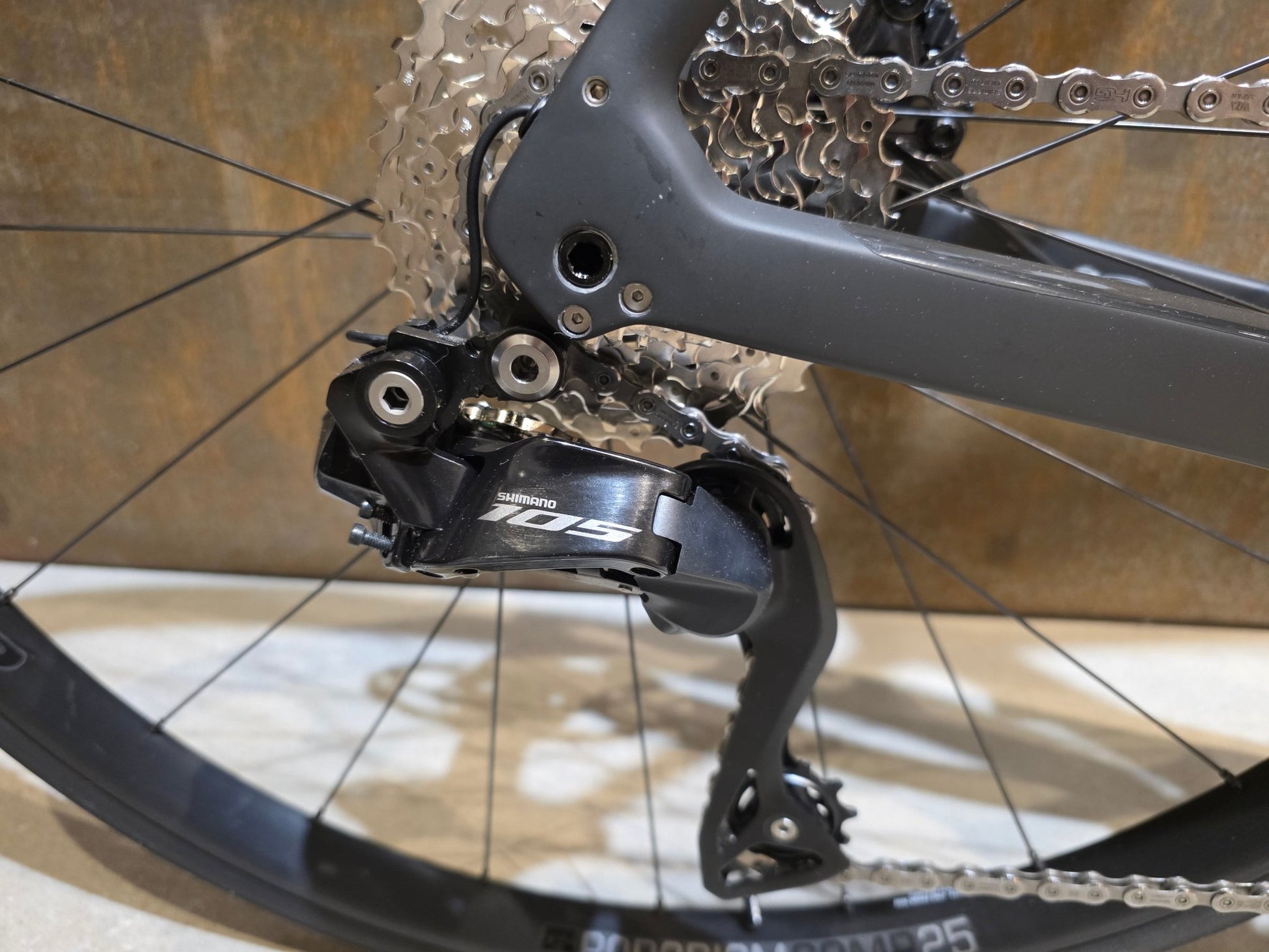 E - Rennrad/ - Gravel von Trek, TREK DOMANE+ SLR 6 / MATTE DEEP SMOKE / 56CM vor USEDBIKES - OB.DE Hintergrund