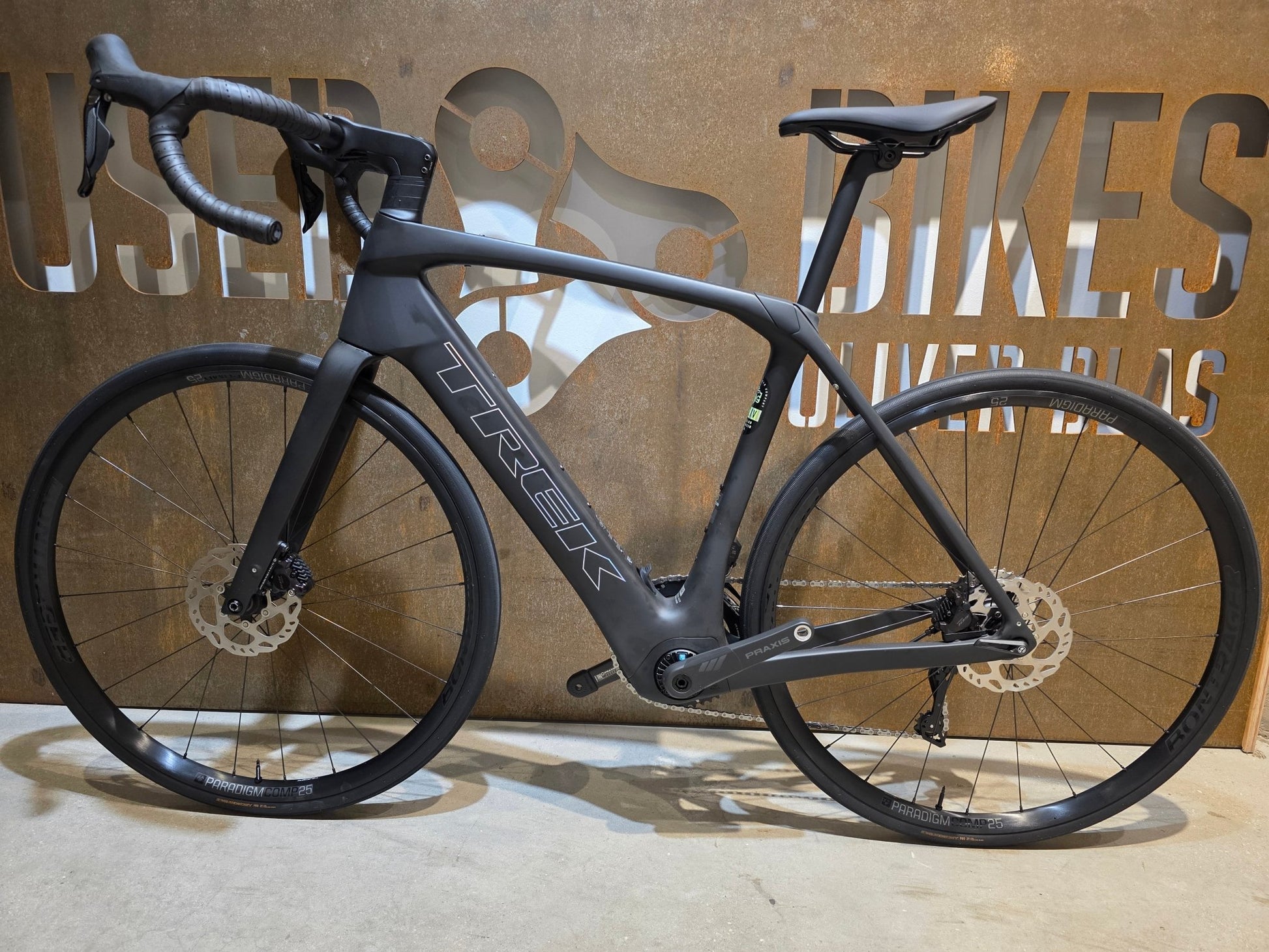 E - Rennrad/ - Gravel von Trek, TREK DOMANE+ SLR 6 / MATTE DEEP SMOKE / 56CM vor USEDBIKES - OB.DE Hintergrund