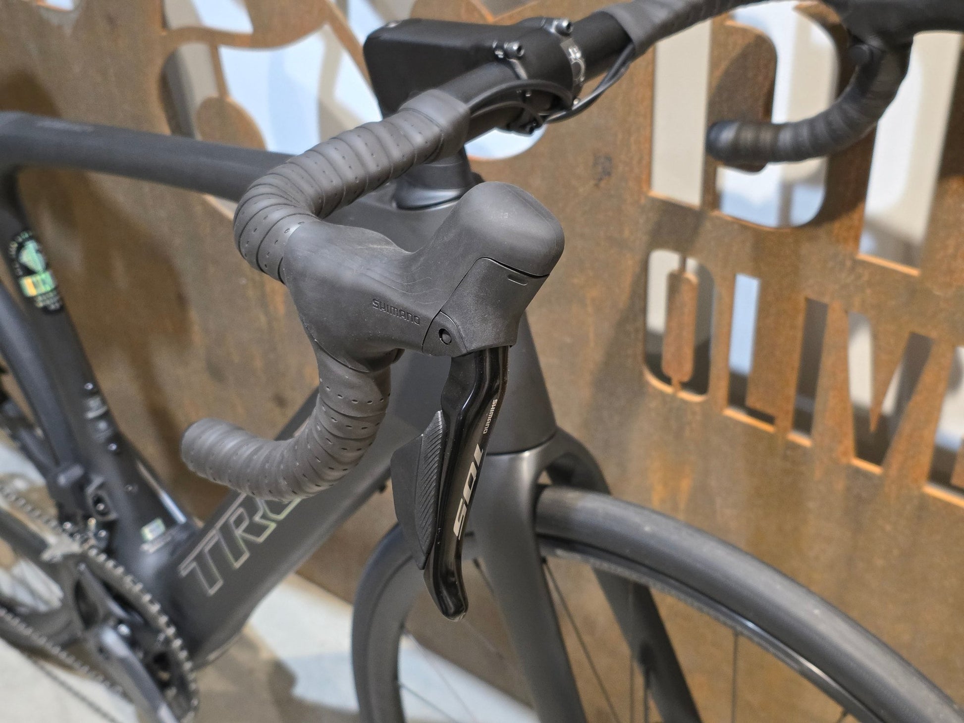 E - Rennrad/ - Gravel von Trek, TREK DOMANE+ SLR 6 / MATTE DEEP SMOKE / 56CM vor USEDBIKES - OB.DE Hintergrund