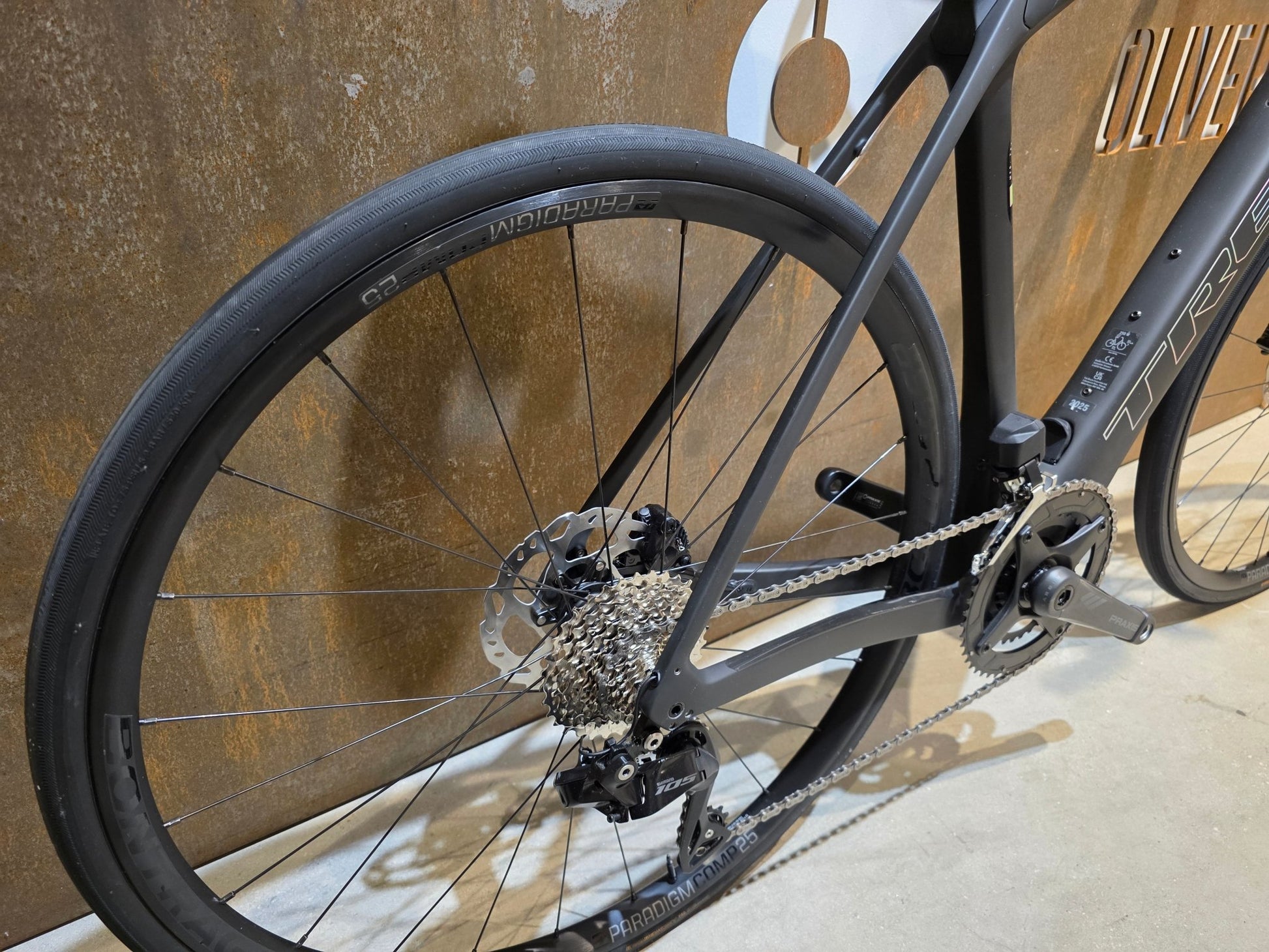 E - Rennrad/ - Gravel von Trek, TREK DOMANE+ SLR 6 / MATTE DEEP SMOKE / 56CM vor USEDBIKES - OB.DE Hintergrund