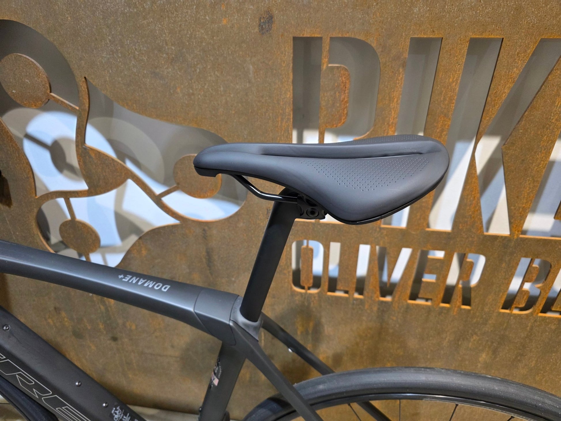 E - Rennrad/ - Gravel von Trek, TREK DOMANE+ SLR 6 / MATTE DEEP SMOKE / 56CM vor USEDBIKES - OB.DE Hintergrund