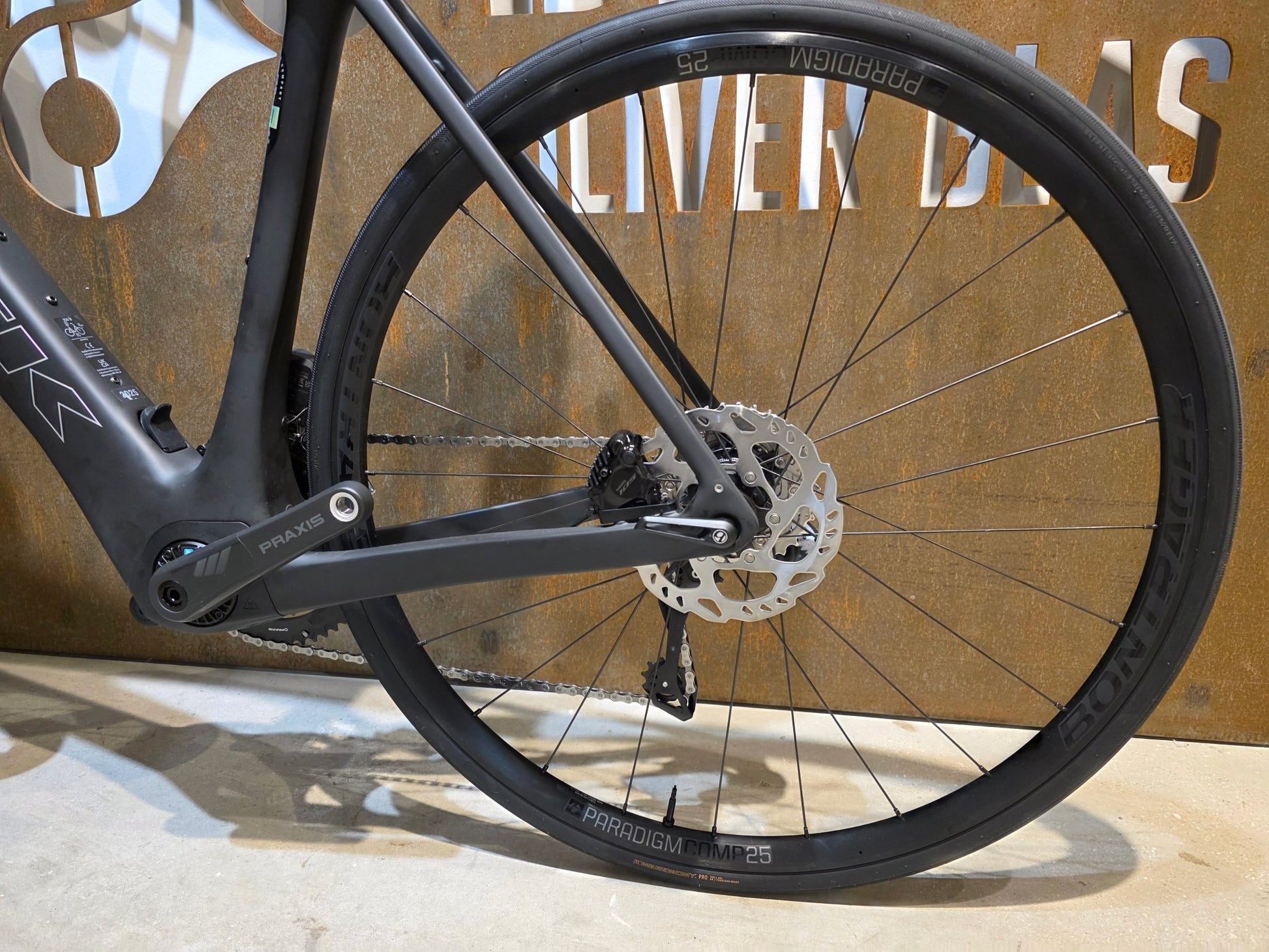 E - Rennrad/ - Gravel von Trek, TREK DOMANE+ SLR 6 / MATTE DEEP SMOKE / 56CM vor USEDBIKES - OB.DE Hintergrund