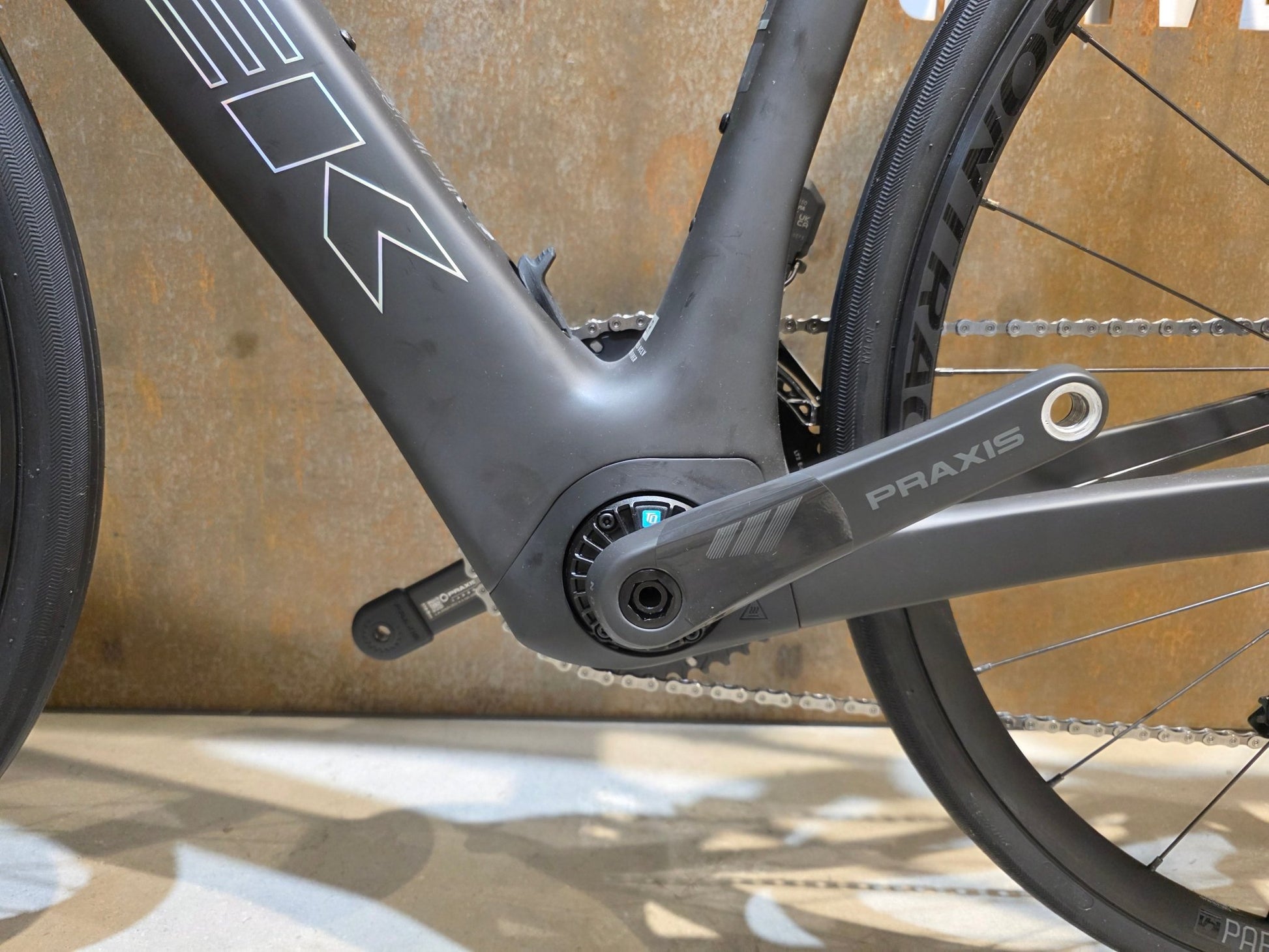 E - Rennrad/ - Gravel von Trek, TREK DOMANE+ SLR 6 / MATTE DEEP SMOKE / 56CM vor USEDBIKES - OB.DE Hintergrund